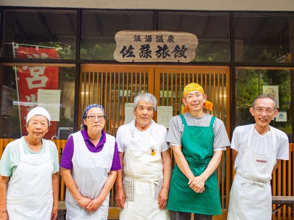 旅館スタッフが笑顔でお出迎えします