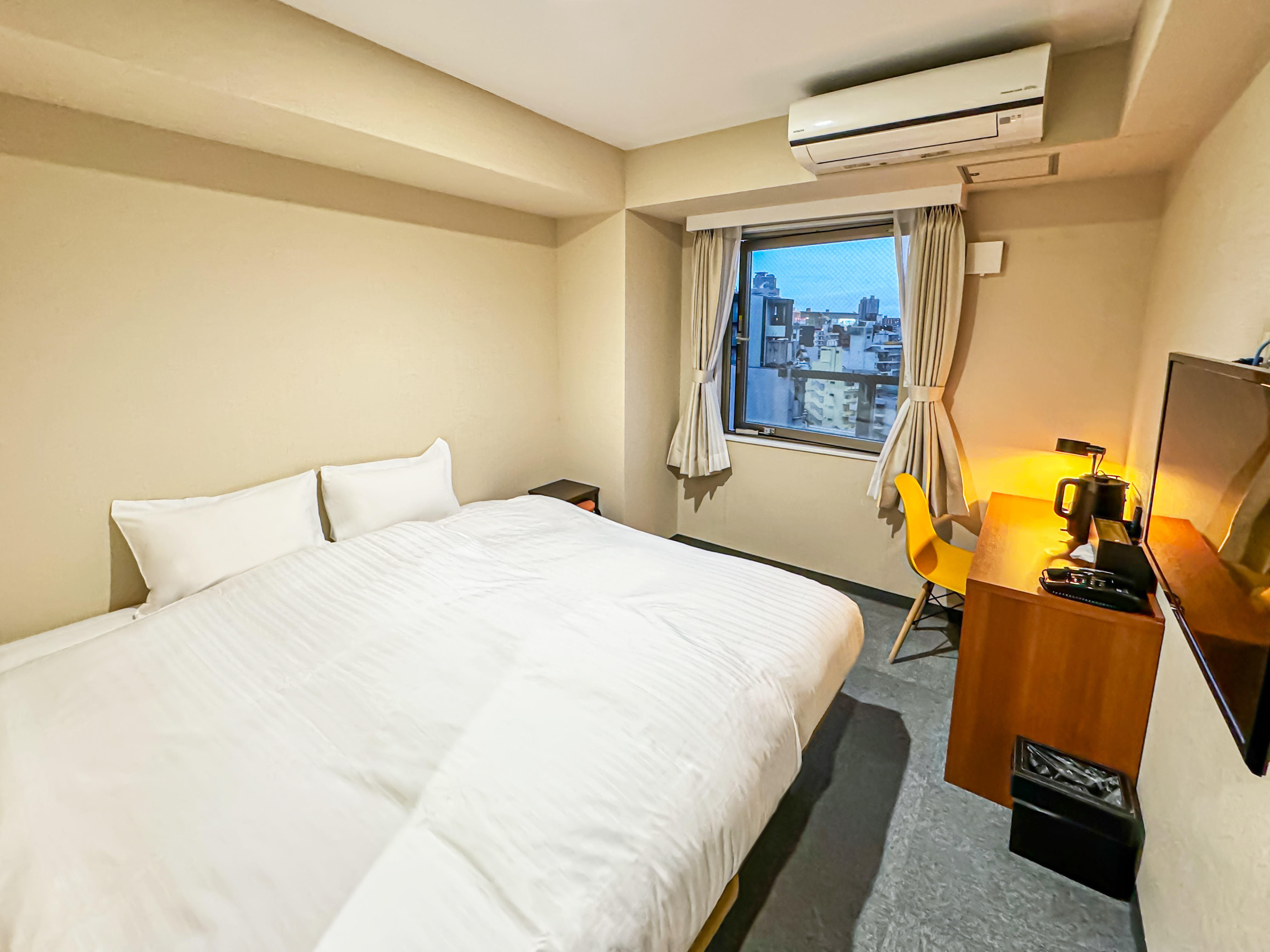 高層階ダブルベッドルーム　昼