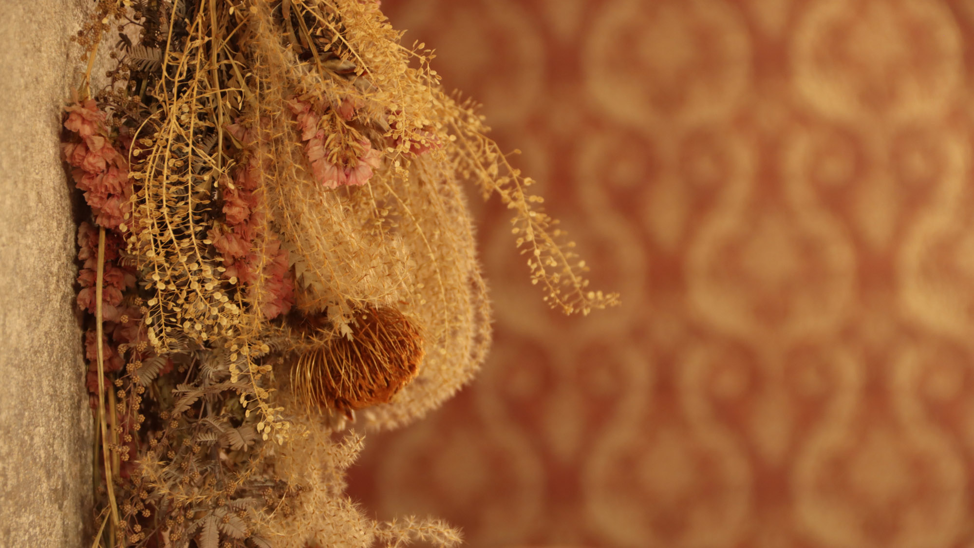 【アンティーク】そっと飾られた花に、物語が宿る空間