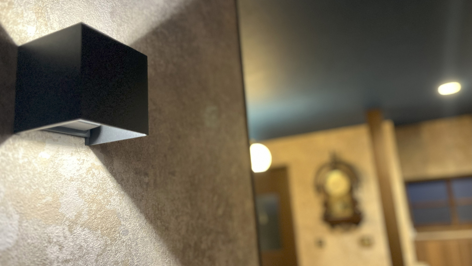 ドイツ語で&rdquo;Licht&rdquo;（リヒト）はlightを表す通り温かい光が店内を照らします