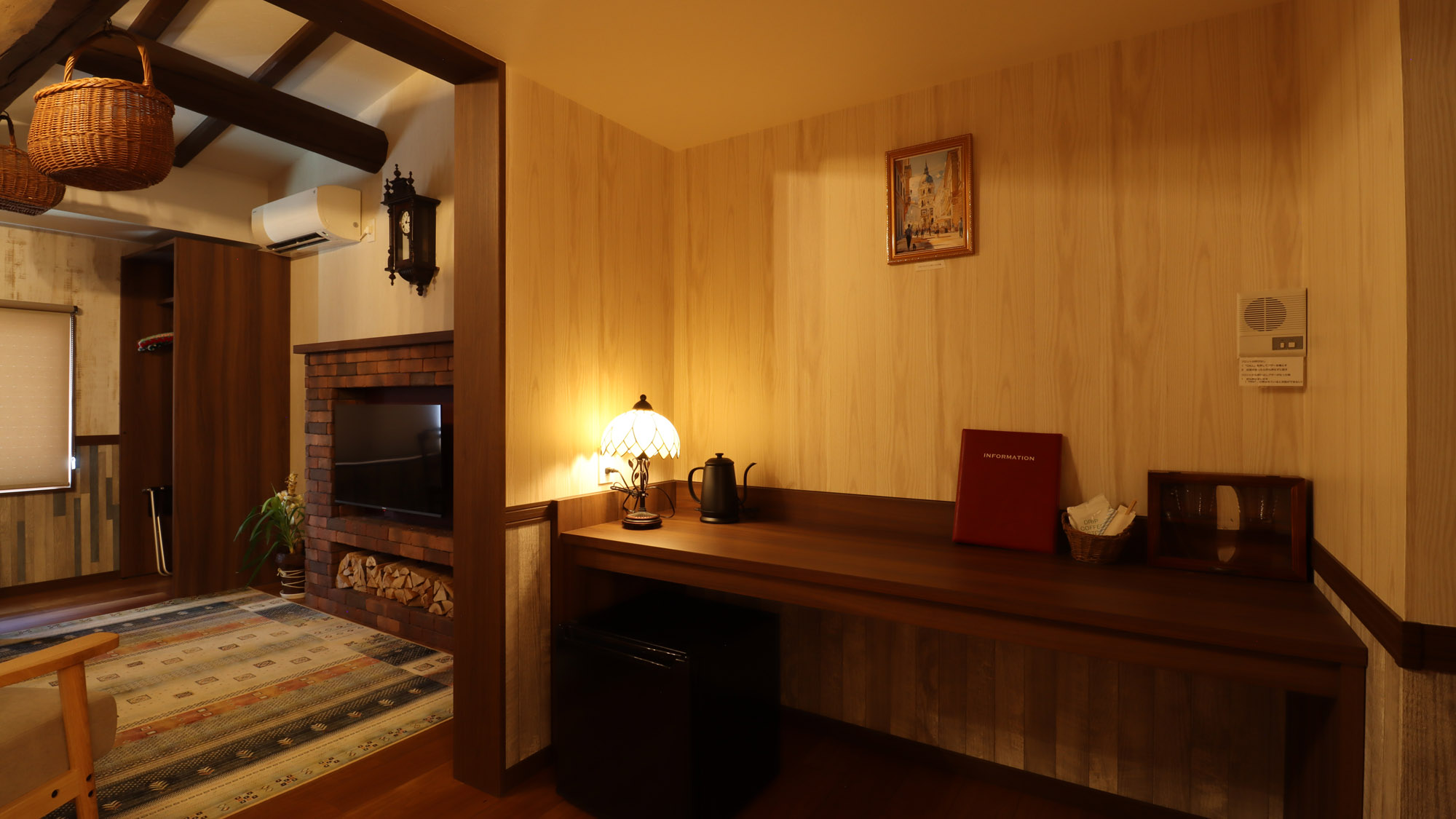 【カントリー】レトロなランプと木調インテリアが演出する、心安らぐ空間