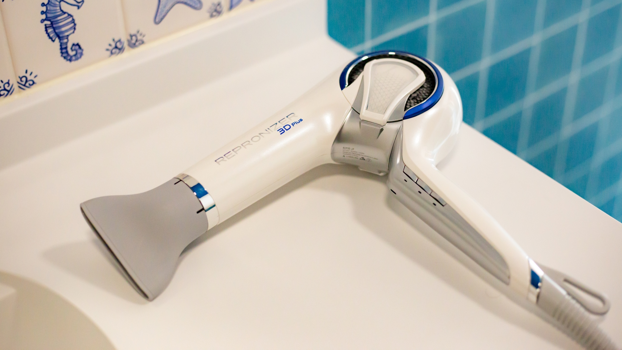 浴室のドライヤーは「髪の医療器具」と呼ばれるレプロナイザーを備えています