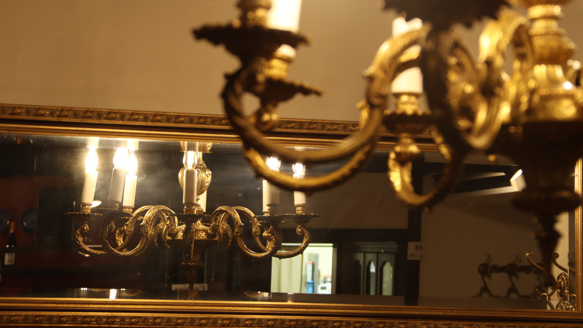 オーナーが集めたアンティークに囲まれて