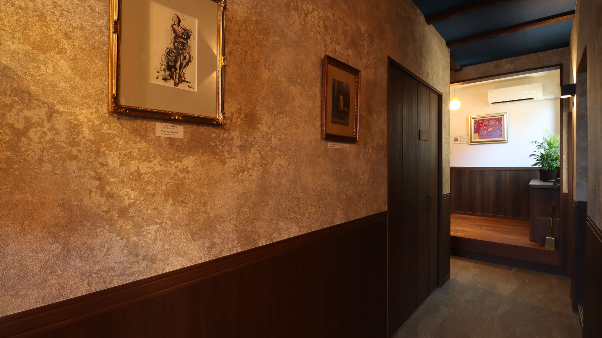 芸術に包まれた静寂の回廊