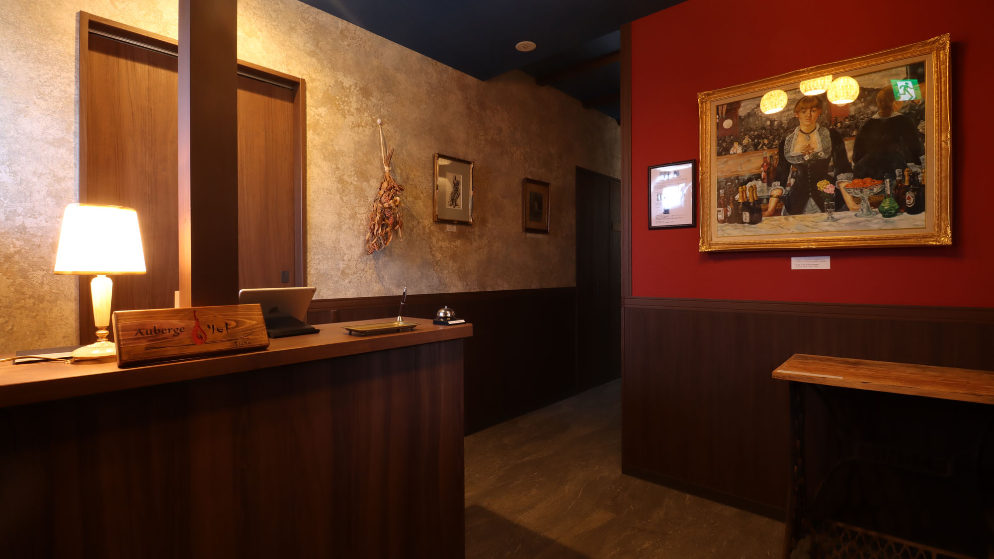 柔らかな灯りと木のぬくもりが調和するレセプション