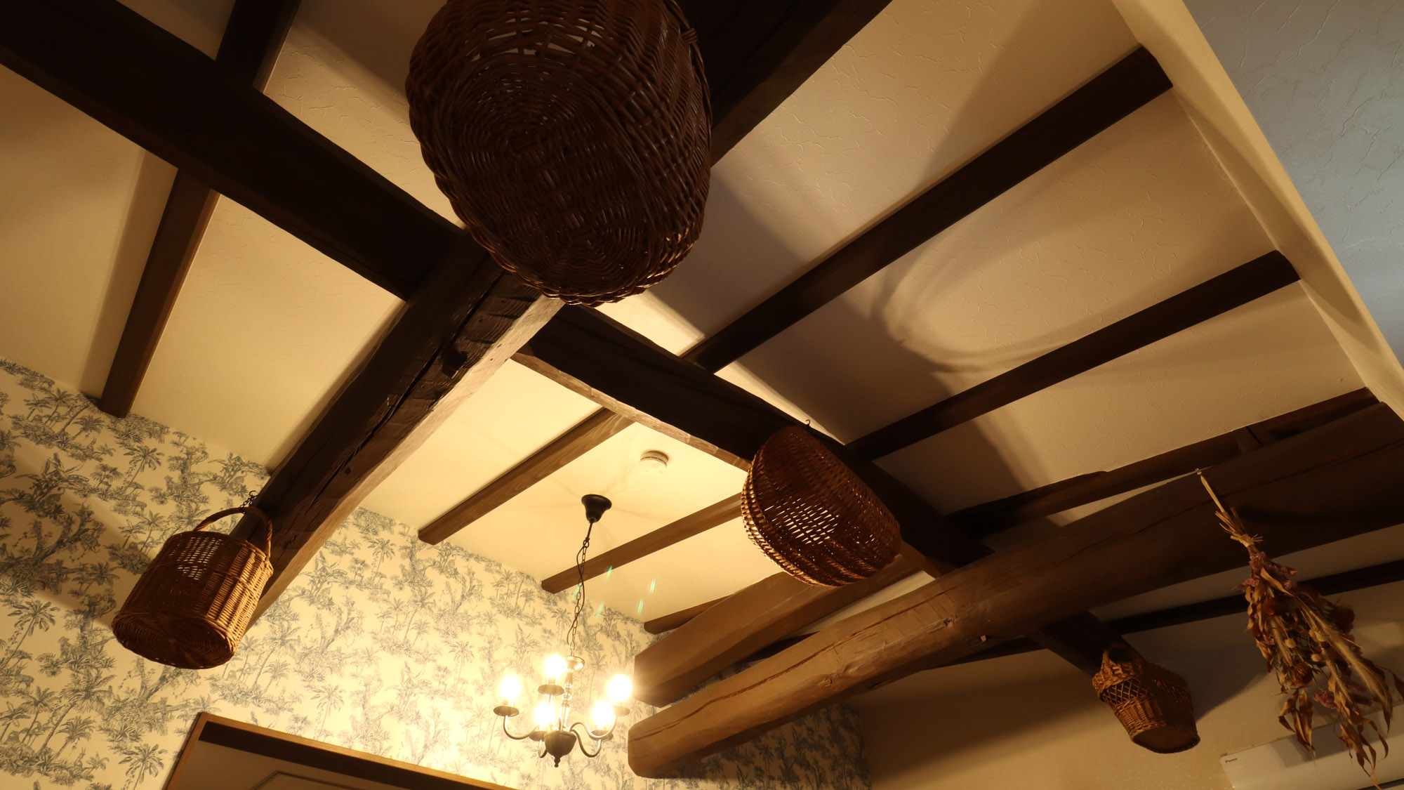 【ボタニカル】古民家の面影が残る梁