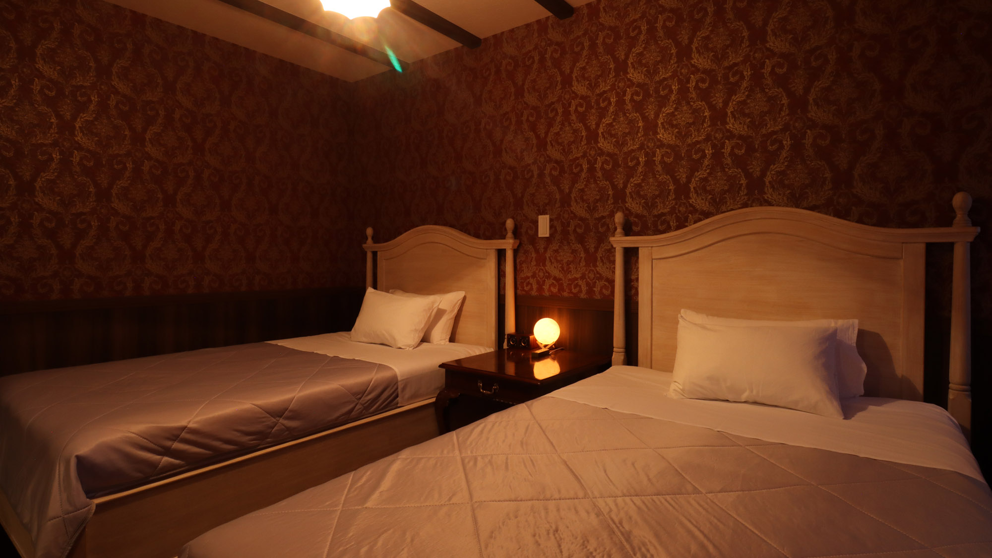 【アンティーク】広々としたベッドの寝室