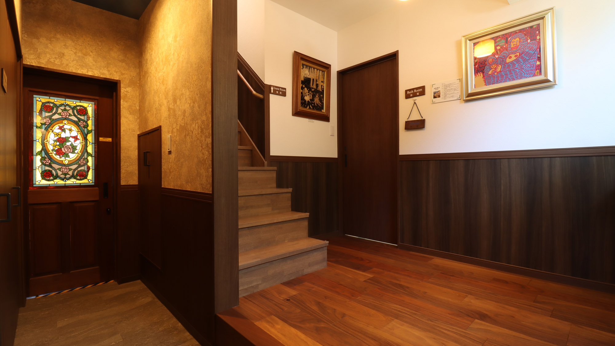 落ち着いた木目と光のコントラストが、非日常への入り口を優雅に演出する