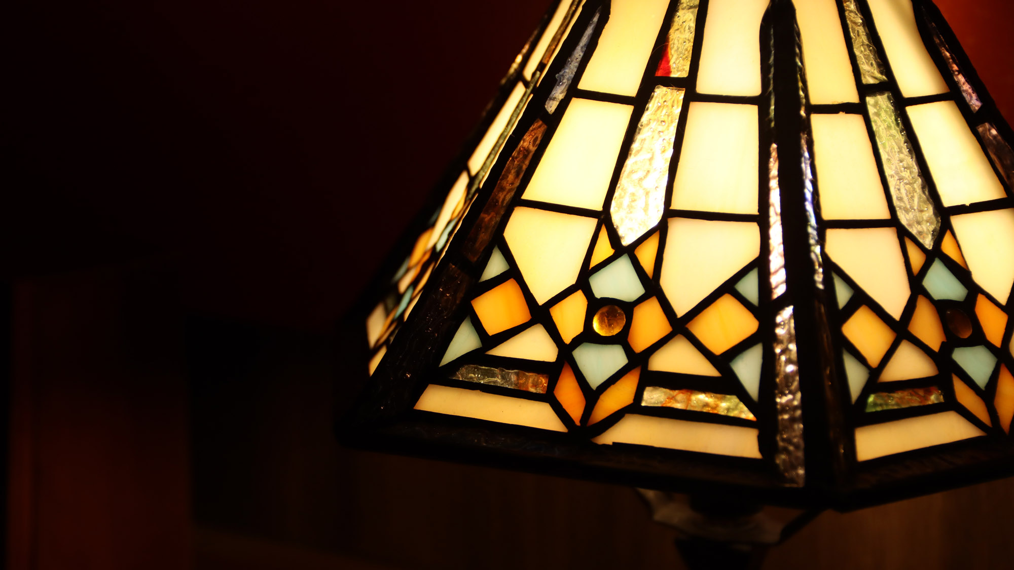 【アンティーク】色とりどりの灯りが、静かな夜にそっと寄り添う