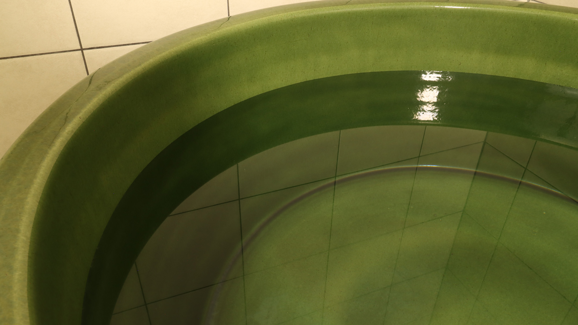 陶器のお風呂は肌あたり滑らか