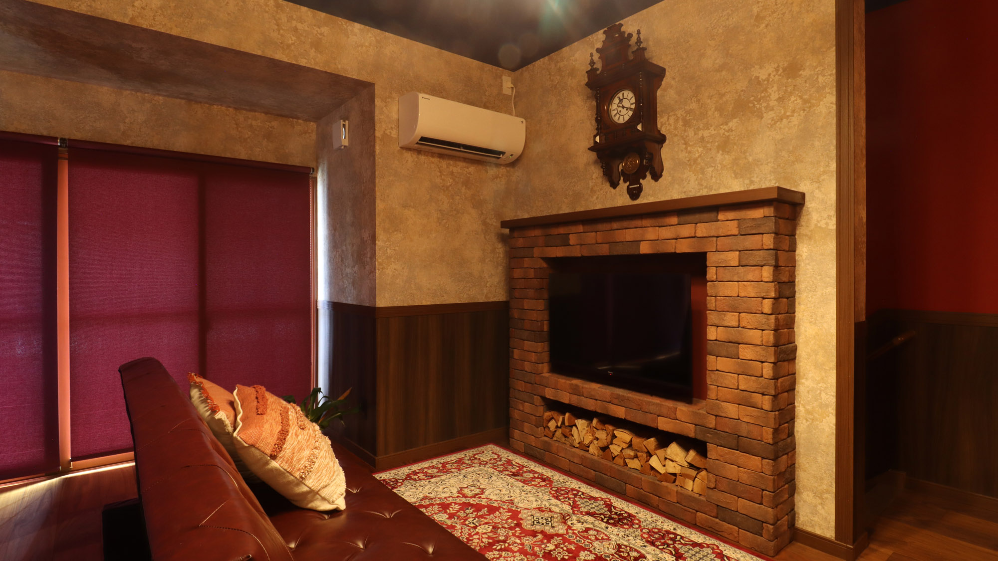 【アンティーク】暖炉のようなテレビ台