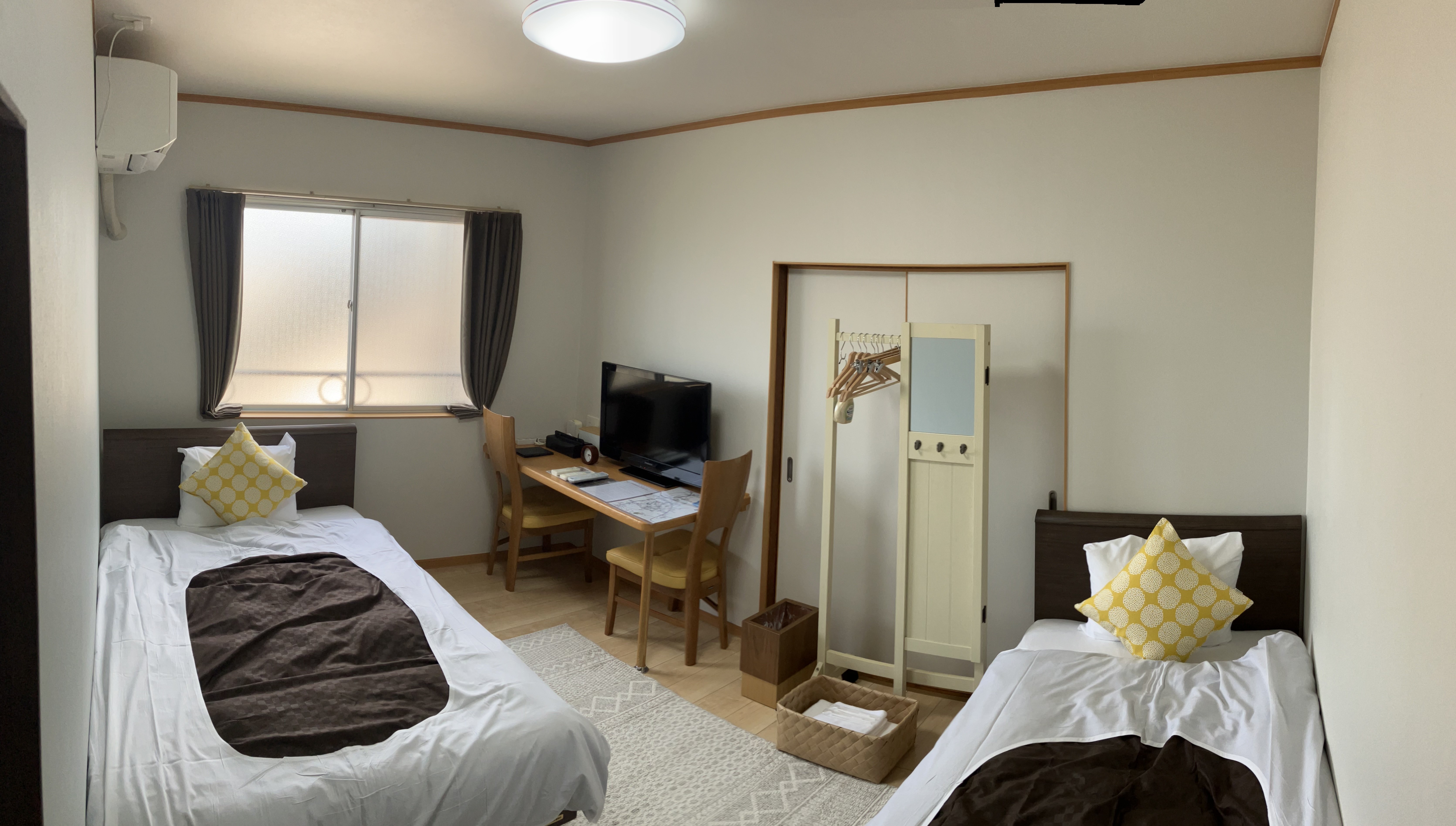 ☆2F禁煙☆　洋室202・セミダブルベッド＆シングルベッド（フランスベッド社製）・＜9.8平米＞湯治やワーキングステイにも最適♪落ち着いて過ごすシンプル空間♪リモートワークや湯治に最適なシンプルなお部屋です♪余計な物のないすっきりした内装♪デスクとチェアをご用意していますので、パソコン作業にも集中していただけます♪