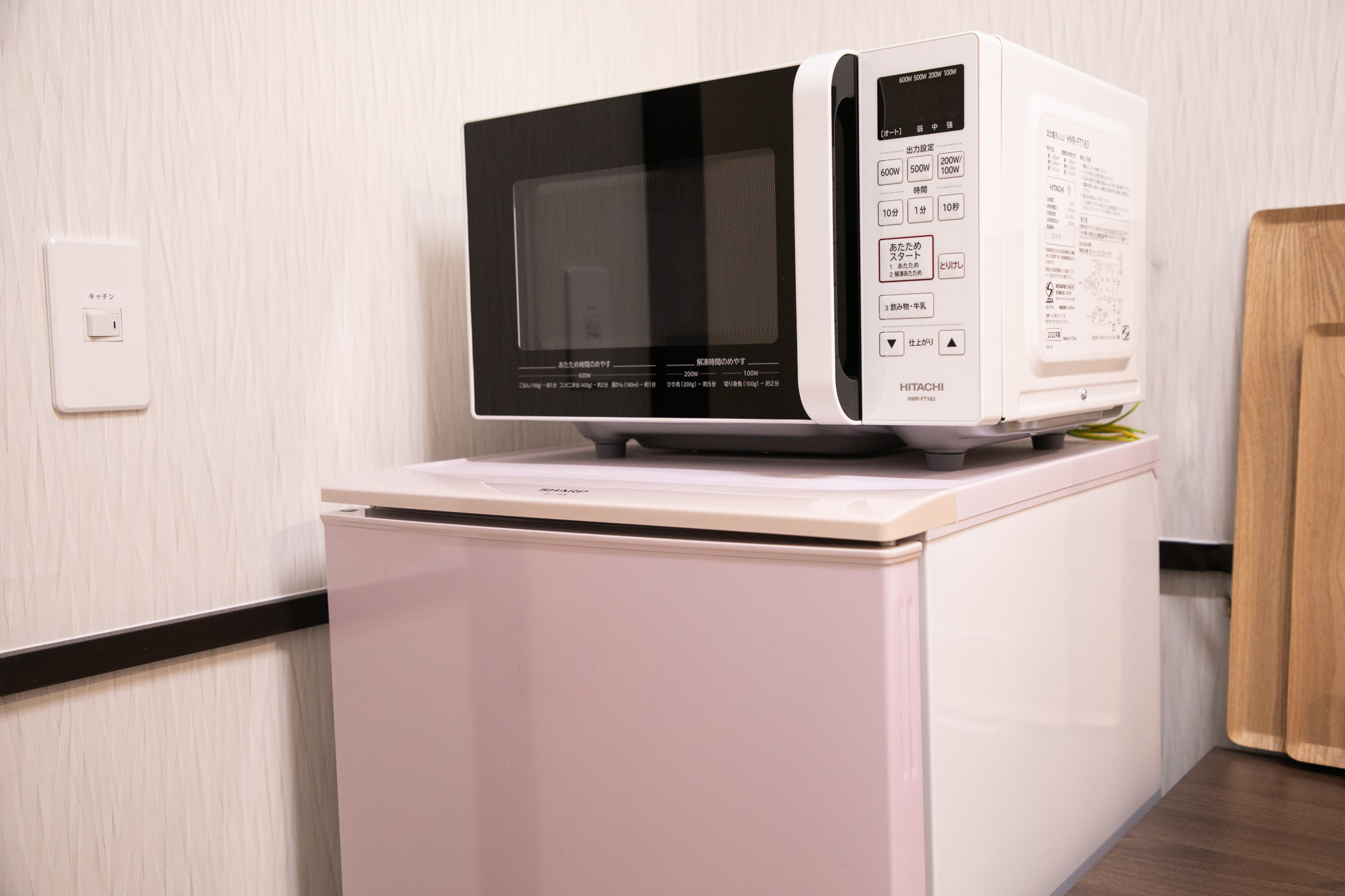 ☆冷凍冷蔵庫・電子レンジ☆　電気ケトルも一緒に給湯スペースにございます。