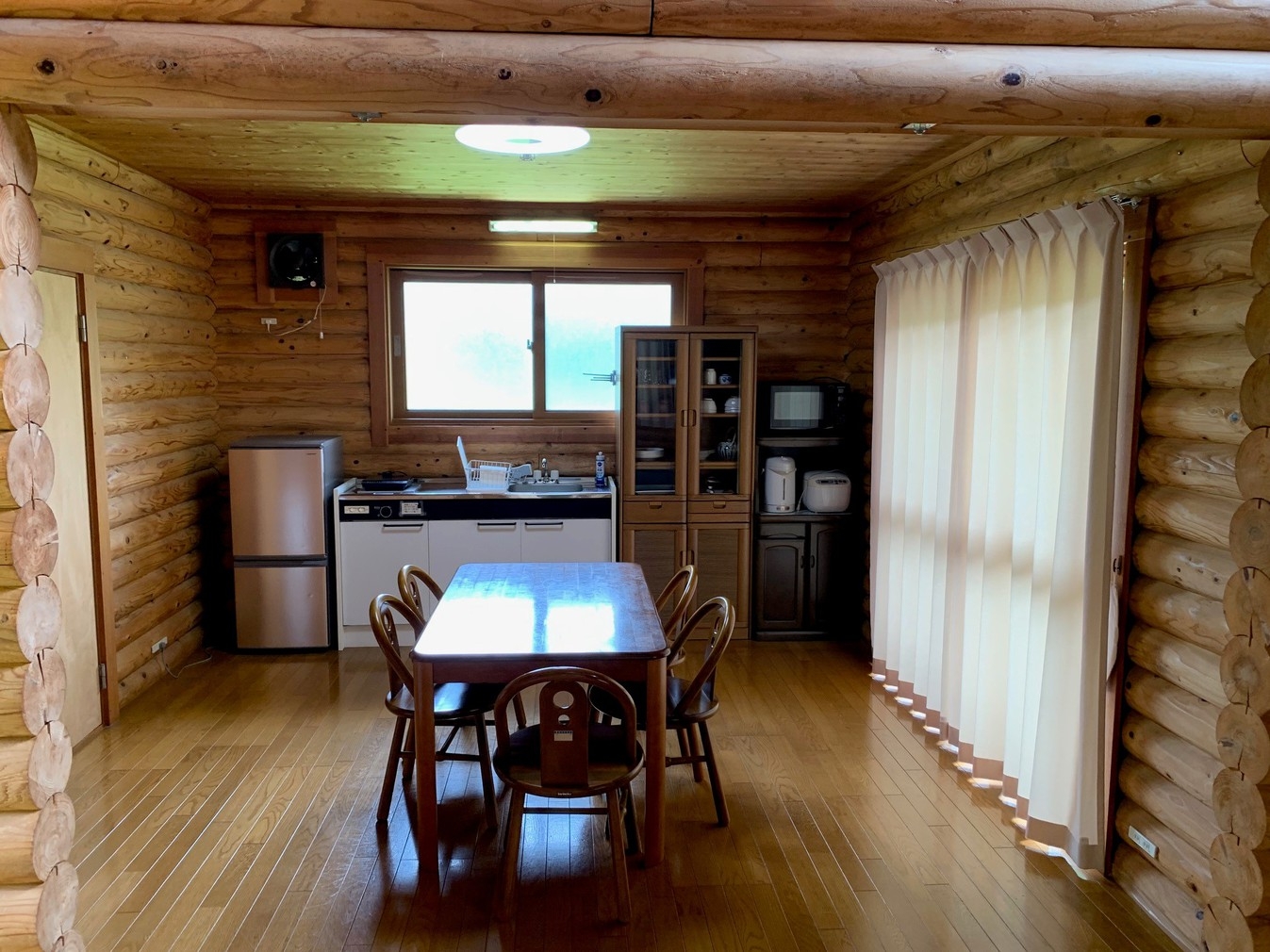 【一棟貸切】木の温もりを感じるログハウス調のロフト付きコテージでの宿泊！！（素泊まり）