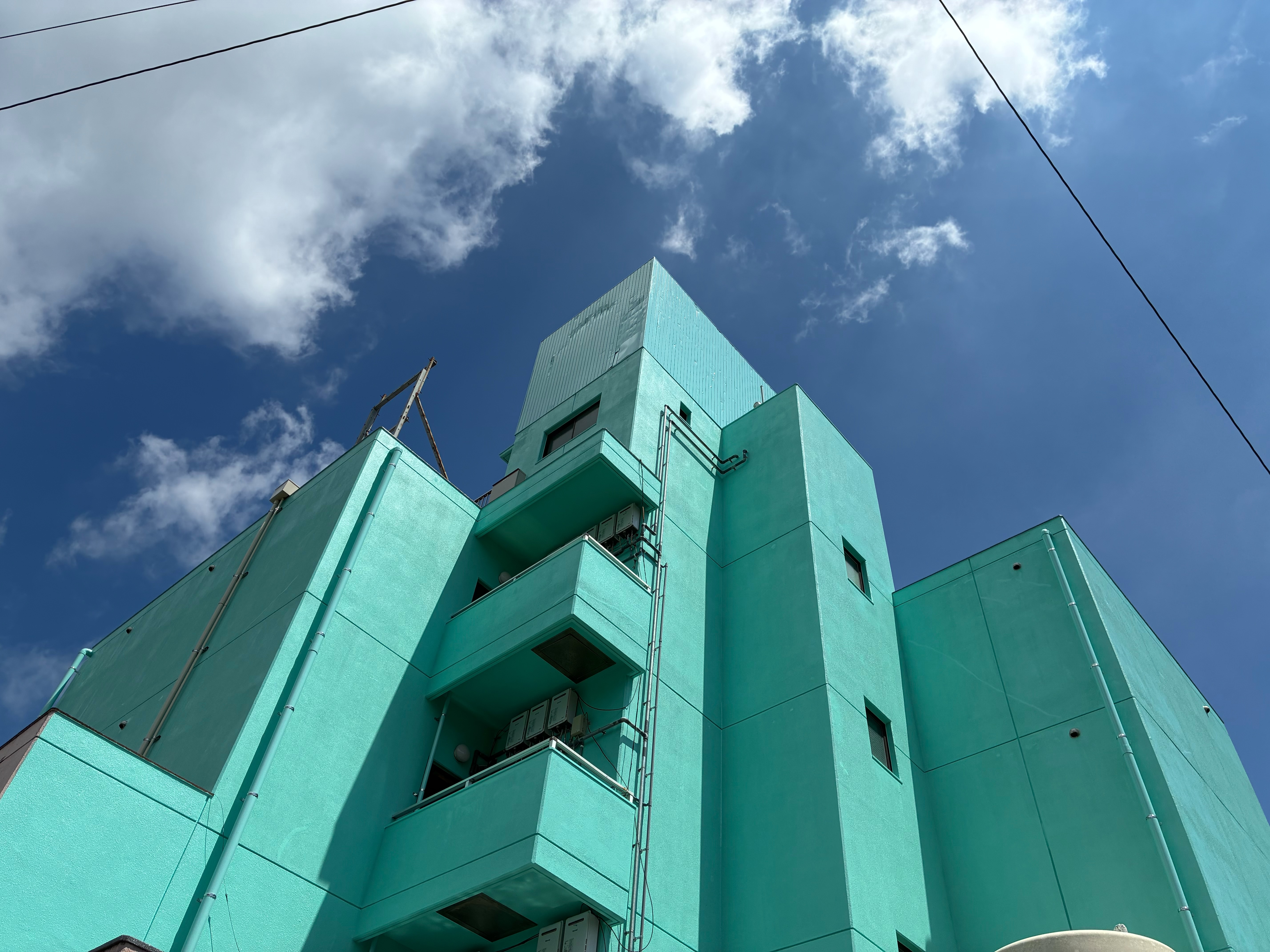 JR指宿駅のロータリーから見えるこの色の建物が目印！