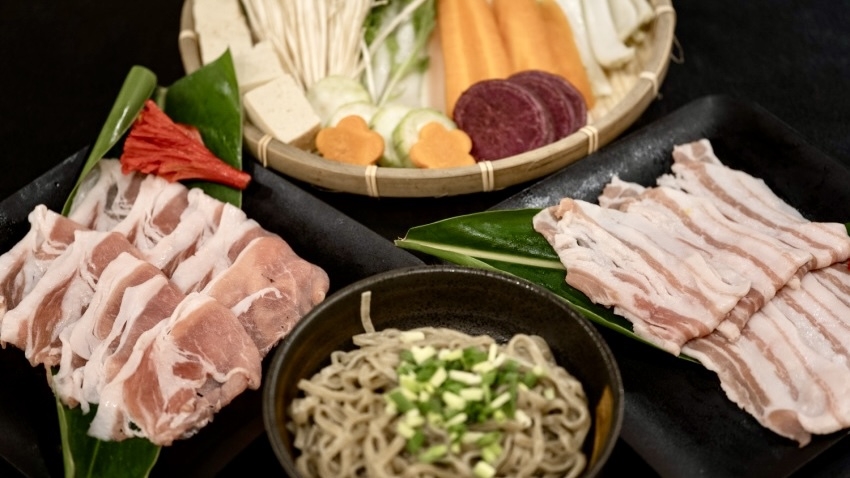 ★【夕食付き】与那国産の島唐辛子と県産あぐー豚を自家製キムチのピリ辛鍋で堪能プラン