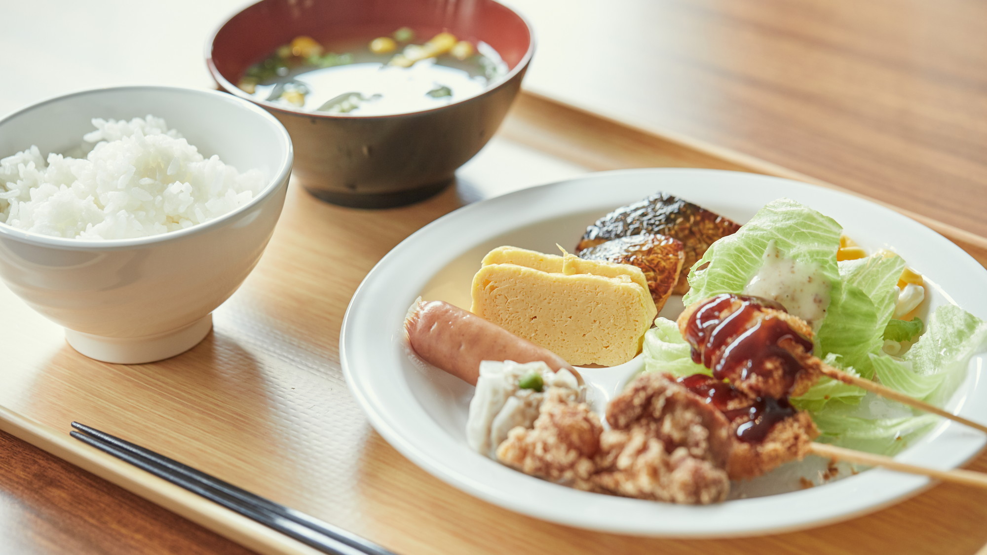 大阪名物、肉吸いなど約30種類の和洋メニューをご用意しております。