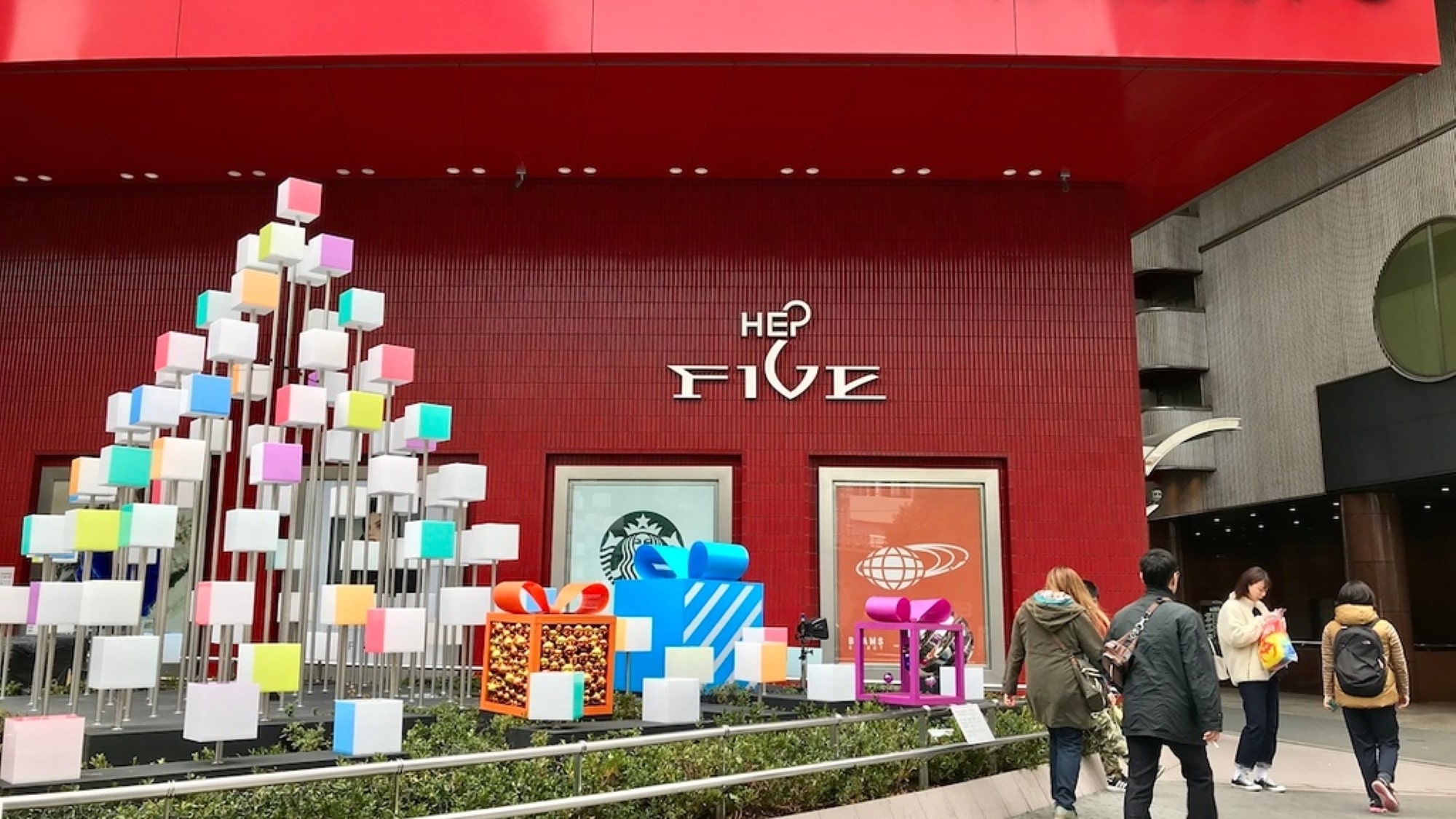 【HEP FIVE】ファッションやレストラン、アミューズメント施設などショップがそろう梅田にある複合
