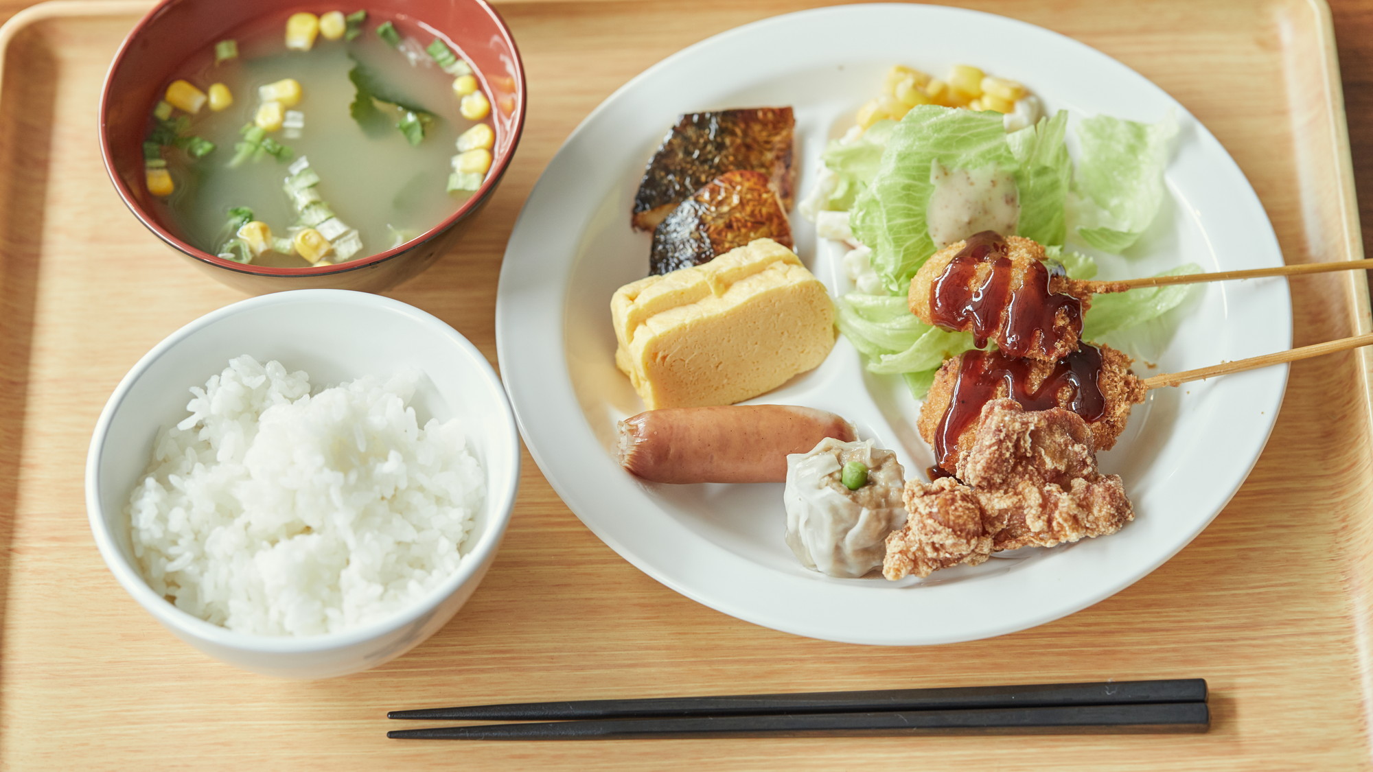 大阪名物、肉吸いなど約30種類の和洋メニューをご用意しております。
