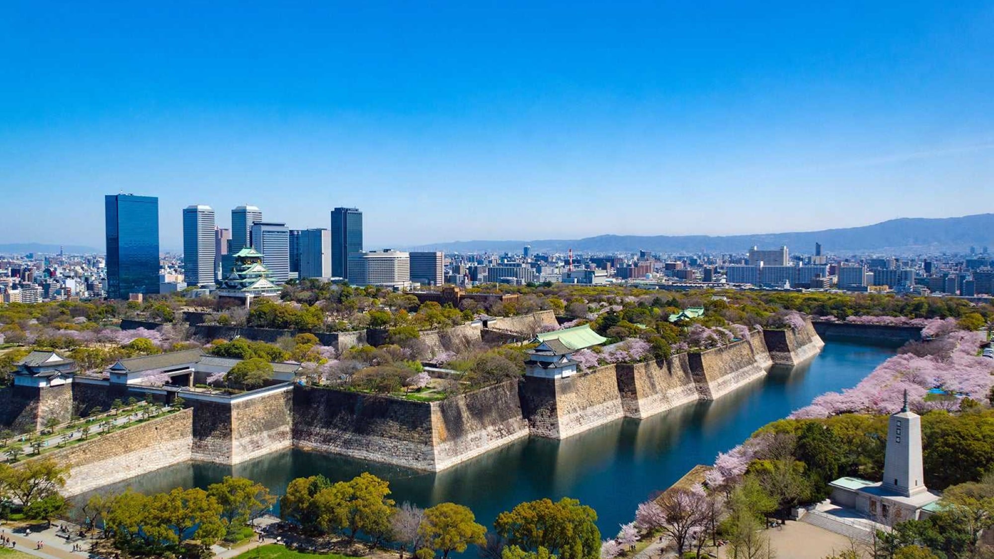 【大阪城天守閣】最上階の展望台、黄金の茶室など見どころも多い人気の観光スポットです。