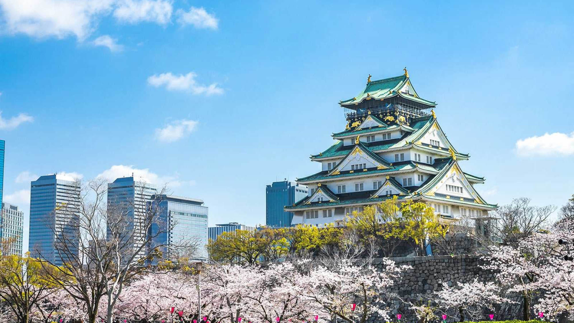 【大阪城天守閣】最上階の展望台、黄金の茶室など見どころも多い人気の観光スポットです。