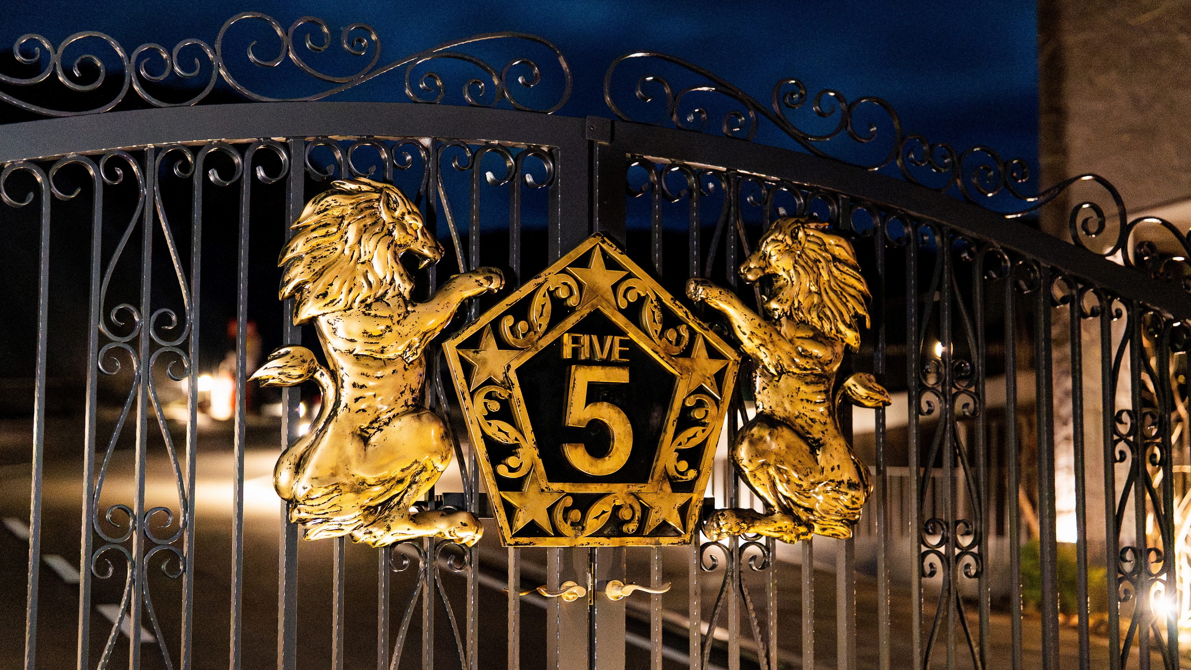 【ホテル外観】玄関ゲート