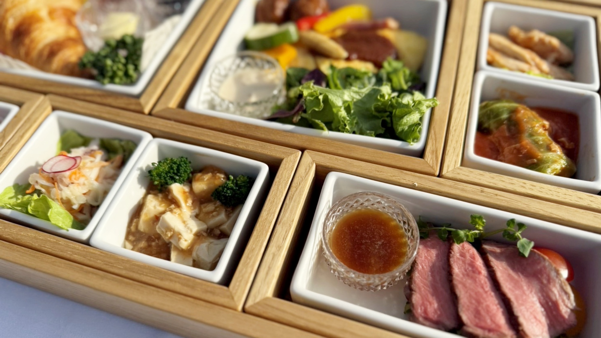 【朝食一例】和洋の要素を取り入れた彩り豊かな品々を、セットメニューとしてご用意。