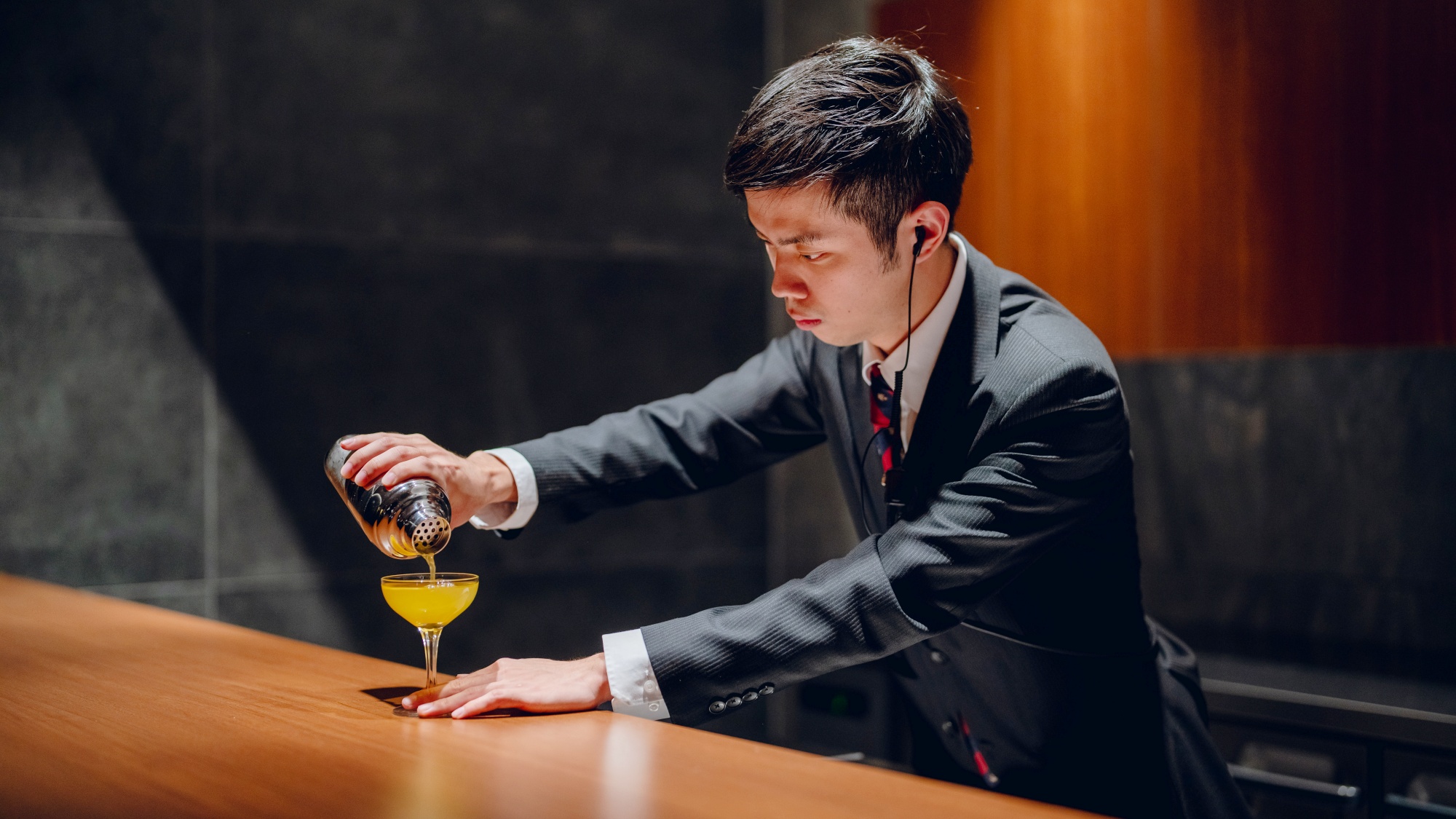 【BAR：KING】重厚な空間と豊富なメニューでゆとりのひと時を。