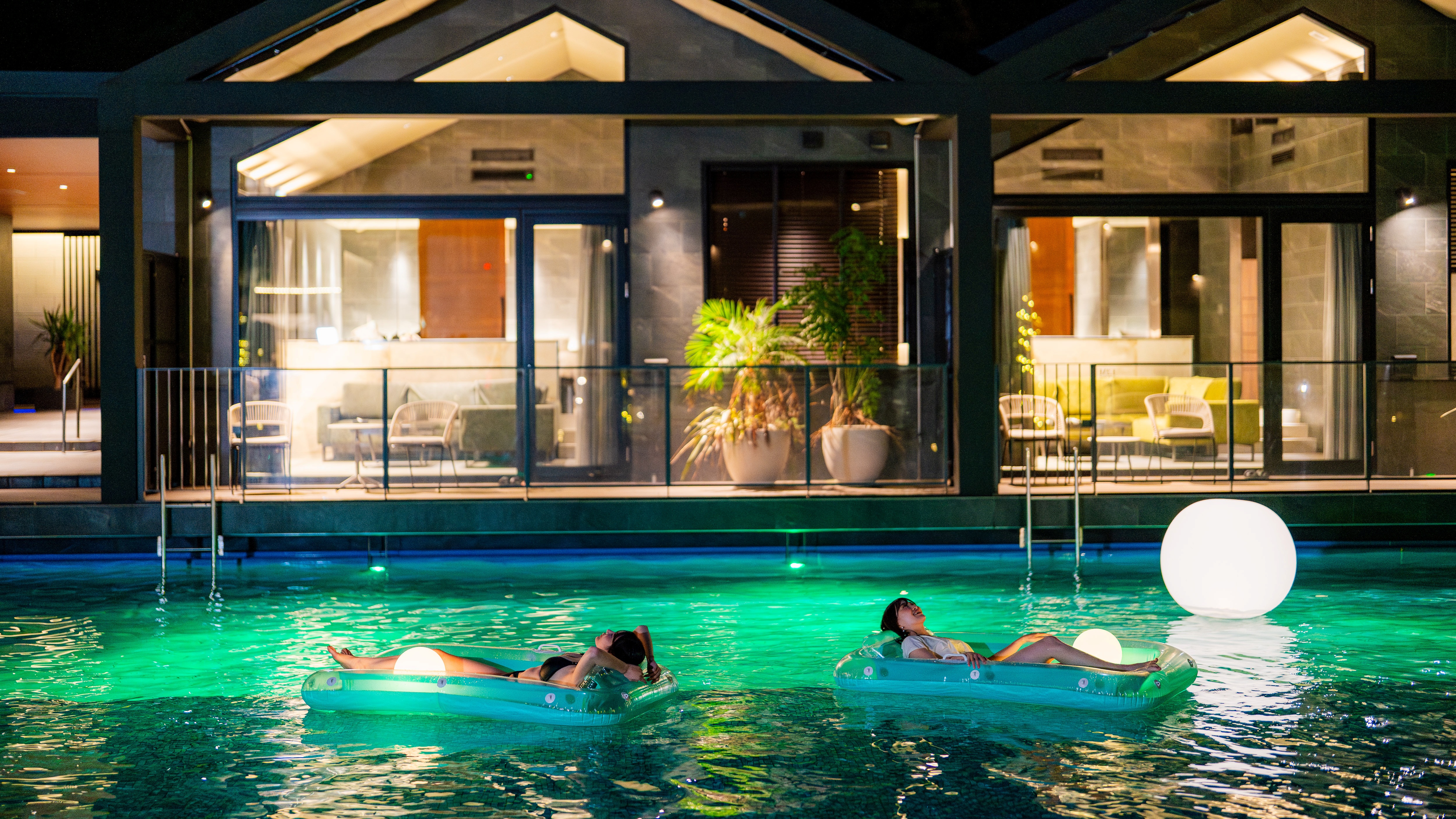 【プール】南紀白浜初の温泉温水プールです。