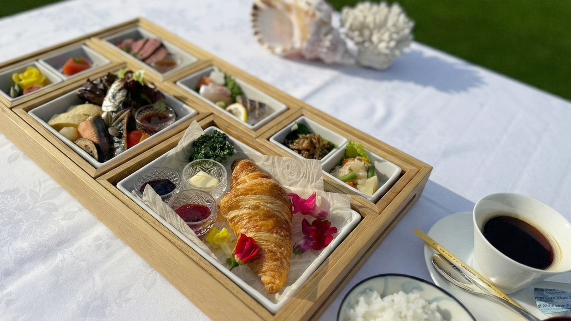 【朝食一例】和洋の要素を取り入れた彩り豊かな品々を、セットメニューとしてご用意。