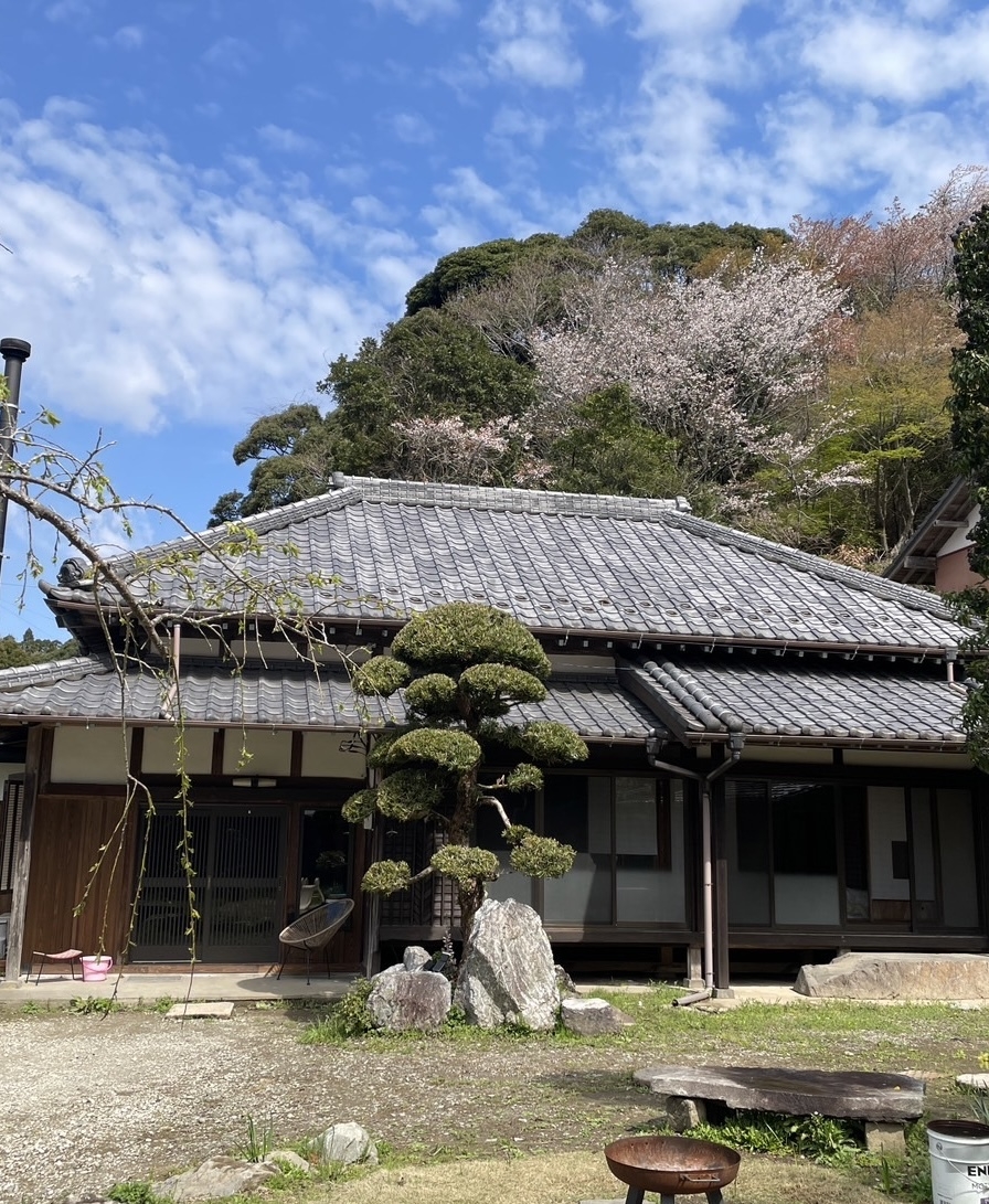 大人数歓迎！12人まで宿泊可完全一棟貸し、広大な敷地で広々里山リラクゼーション