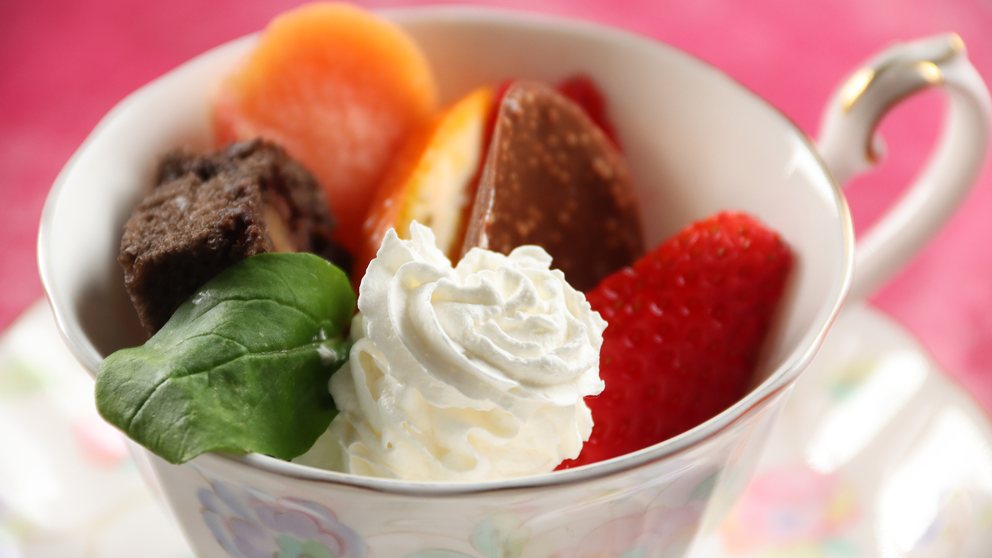 【料理】 夕食 ティーカップデザート - チョコブラウニーのフルーツ添え