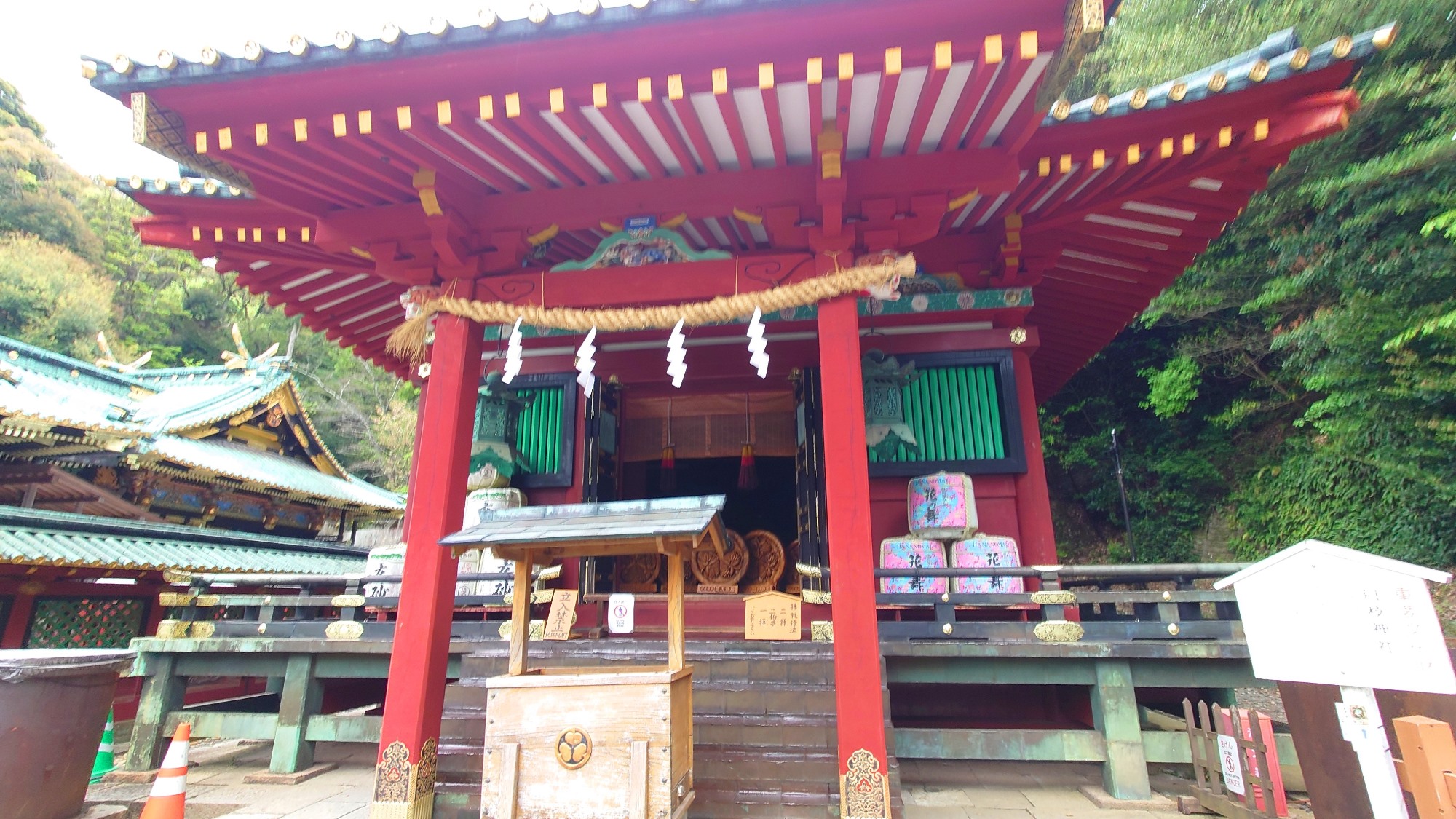 久能山東照宮への参拝は、1159段の表参道を登るルートと日本平からロープウェイで渡る二通り