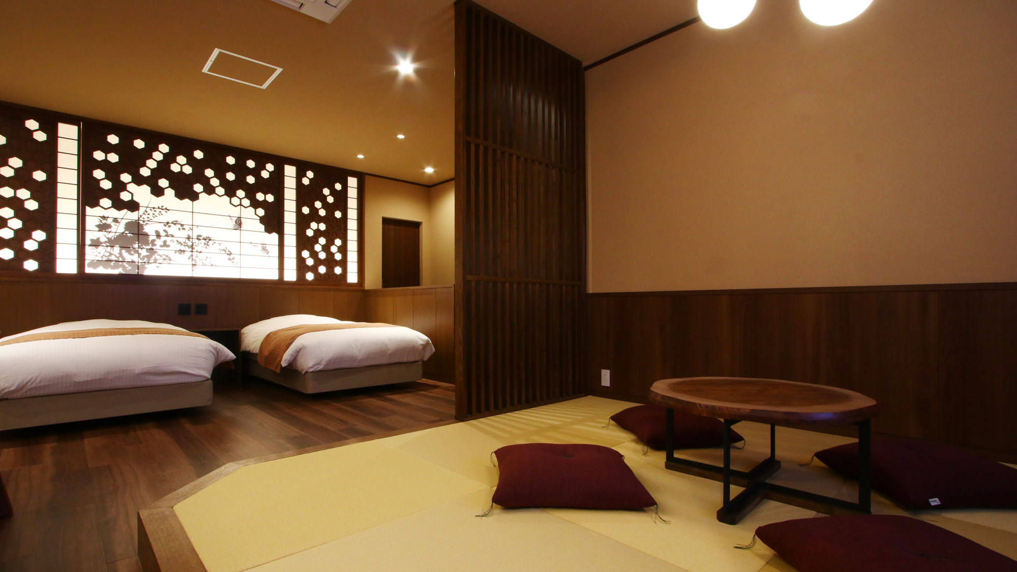 影月亭-漆-■落ち着いた照明と和の設えが心をほどく寛ぎの間