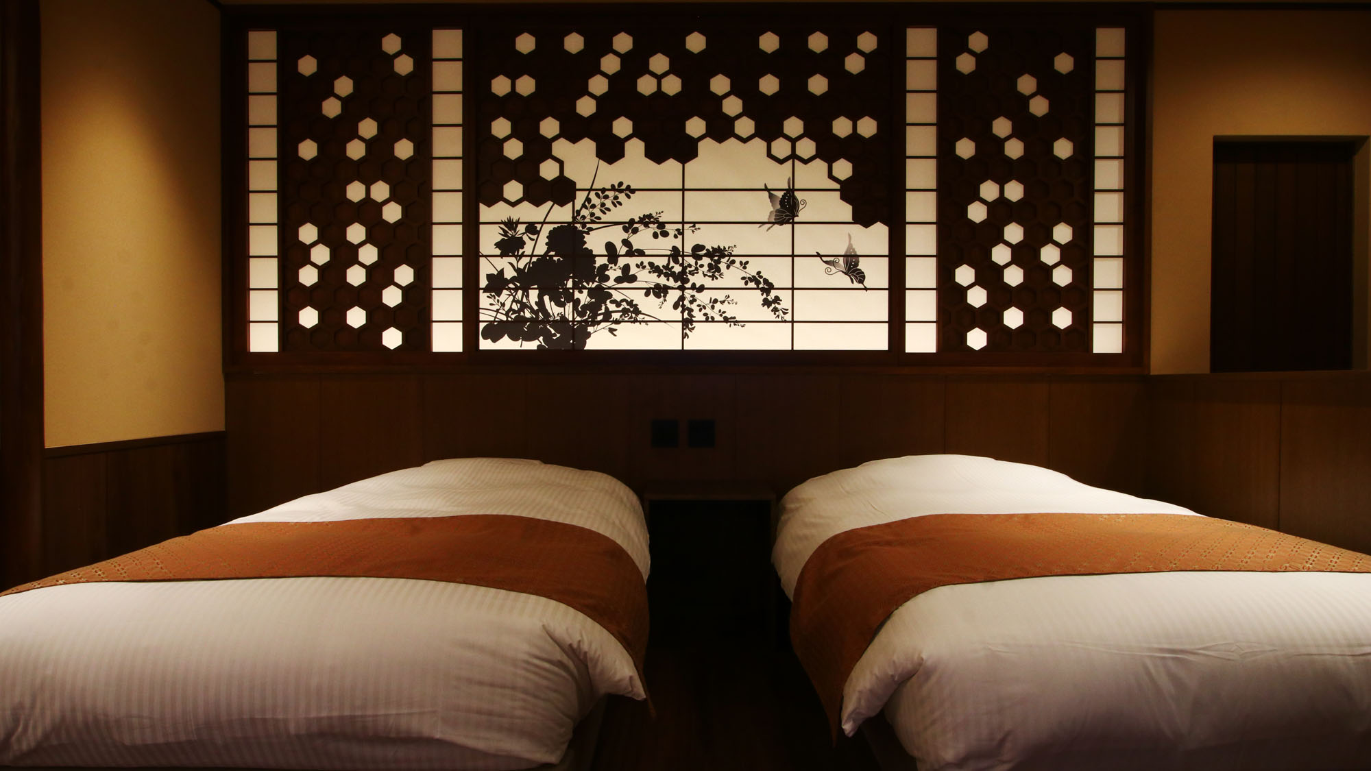 影月亭-漆-■草花と蝶の意匠があしらわれ和の美しさと静けさを演出