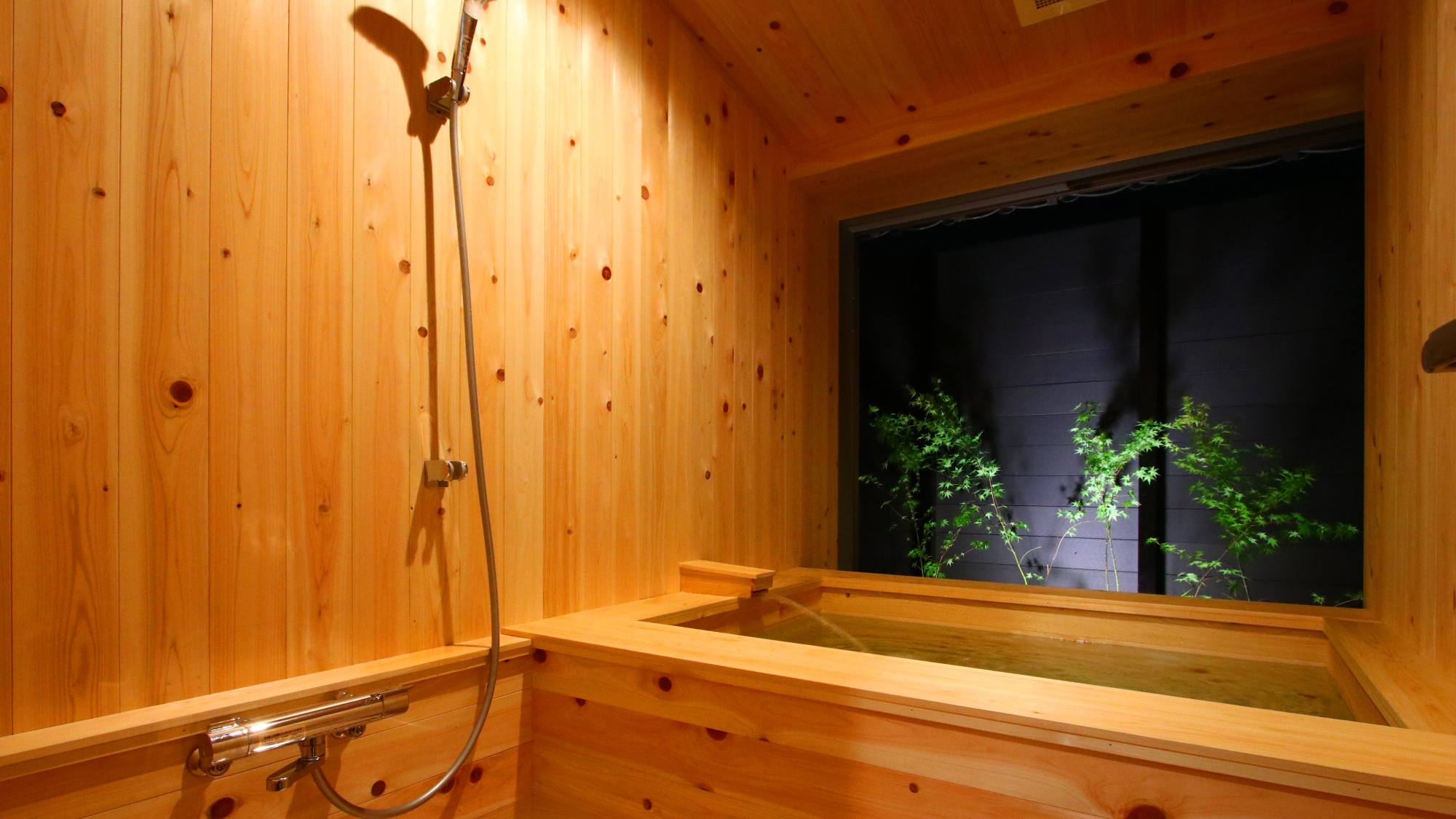 檜風呂は爽やかな木の香りが疲れをいやします。