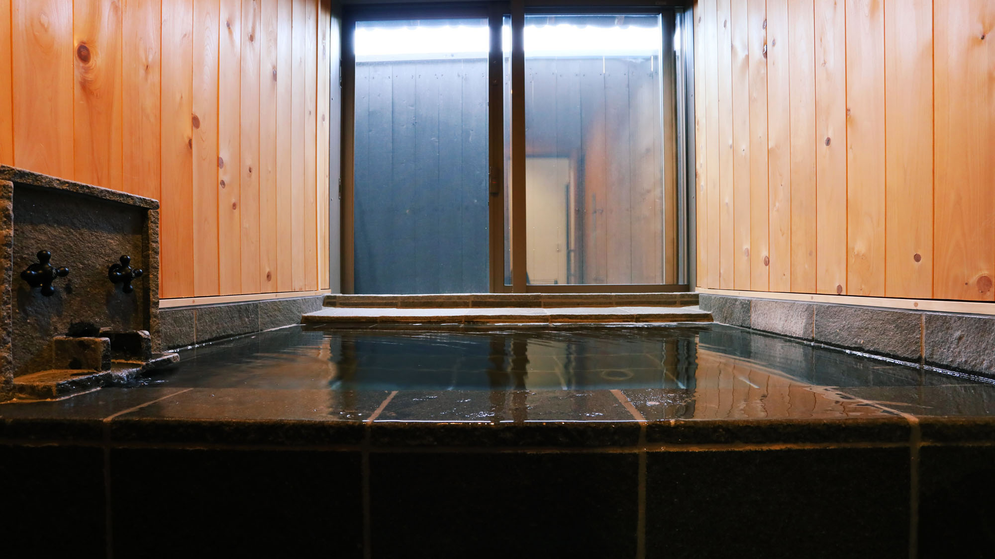 香花灯■鉄平石び半露天風呂