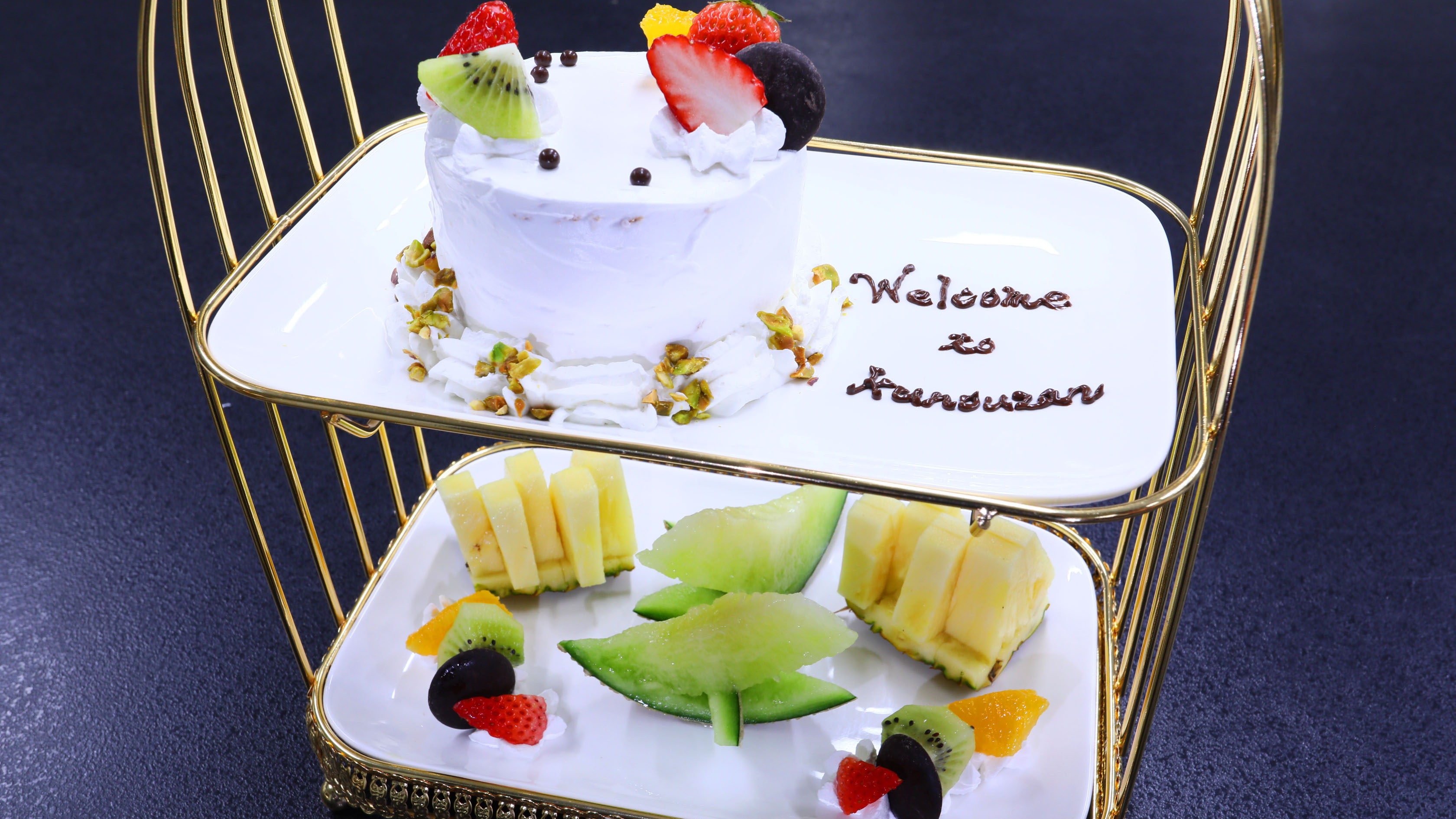 記念日プランにはケーキとフルーツ盛をご用意