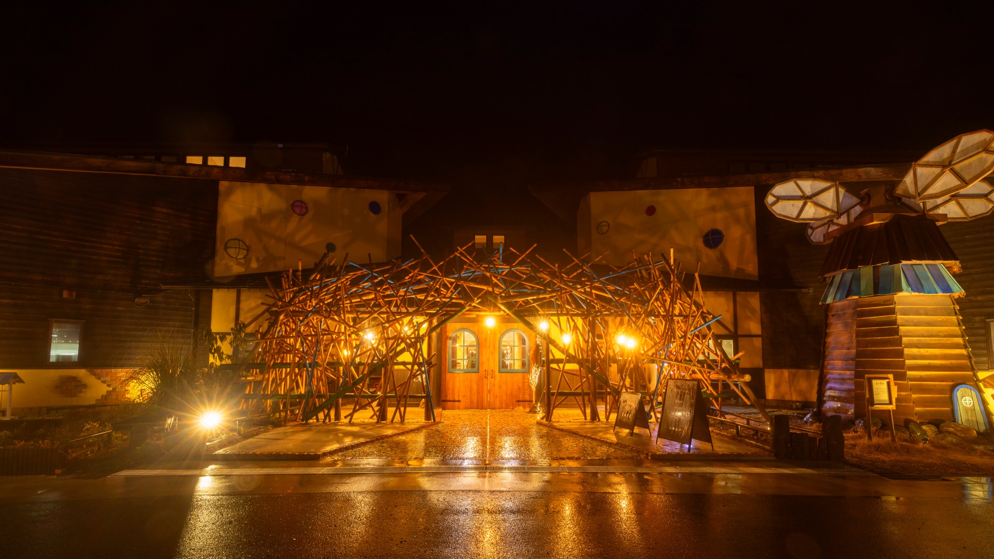 *【入口｜外観／一例】夜はライトアップされ、幻想的な雰囲気を演出いたします。