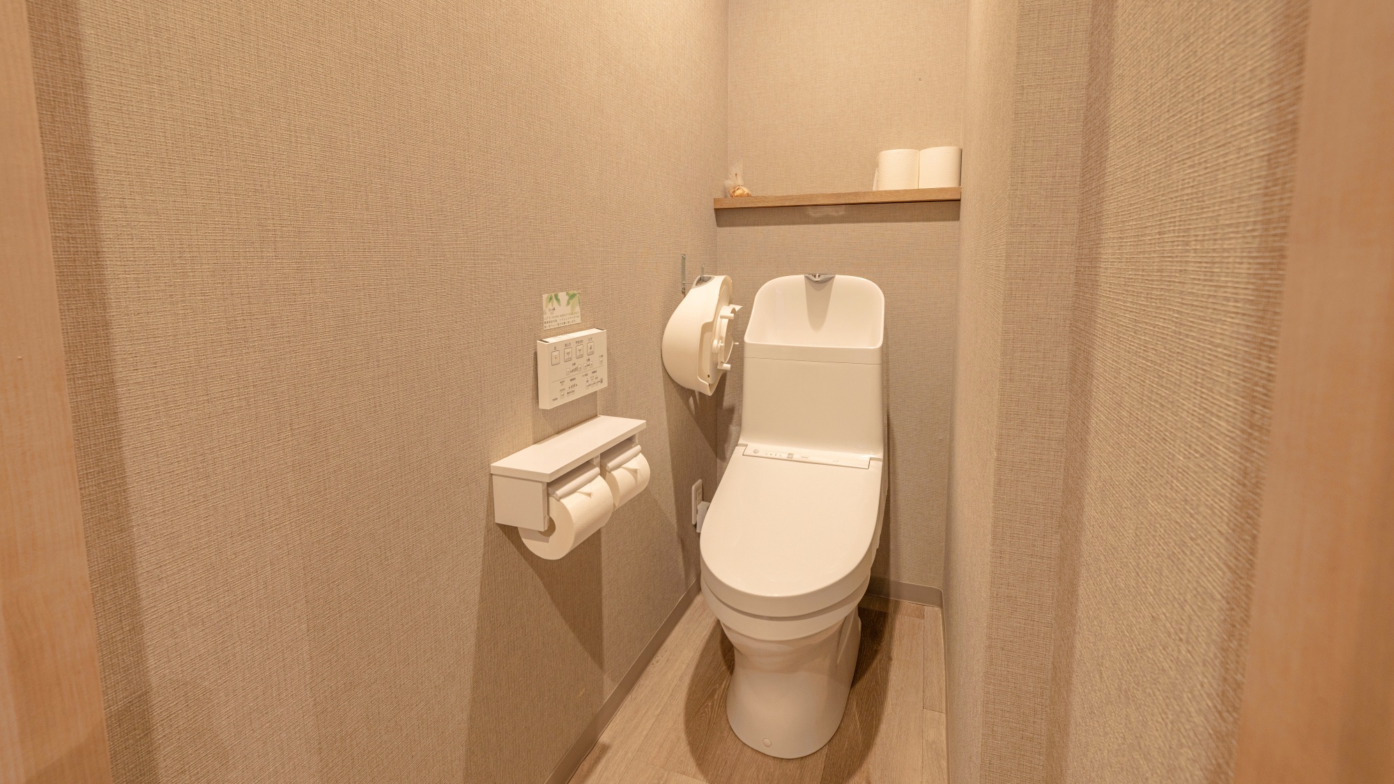 *【本館｜デラックスルーム／一例】お風呂・洗面所・トイレ付。最も広いお部屋で贅沢なステイを