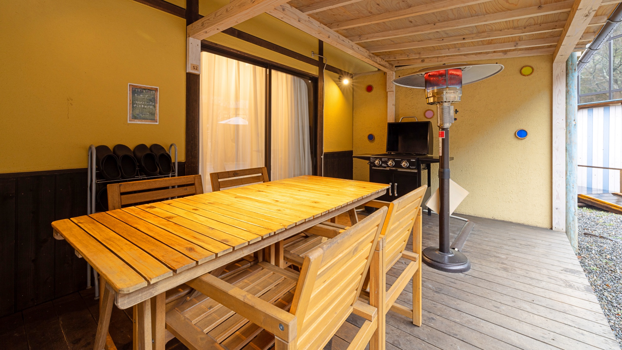 *【本館｜スーペリアツインルーム／一例】広々としたリビングがあり、開放感たっぷりプライベートデッキ付