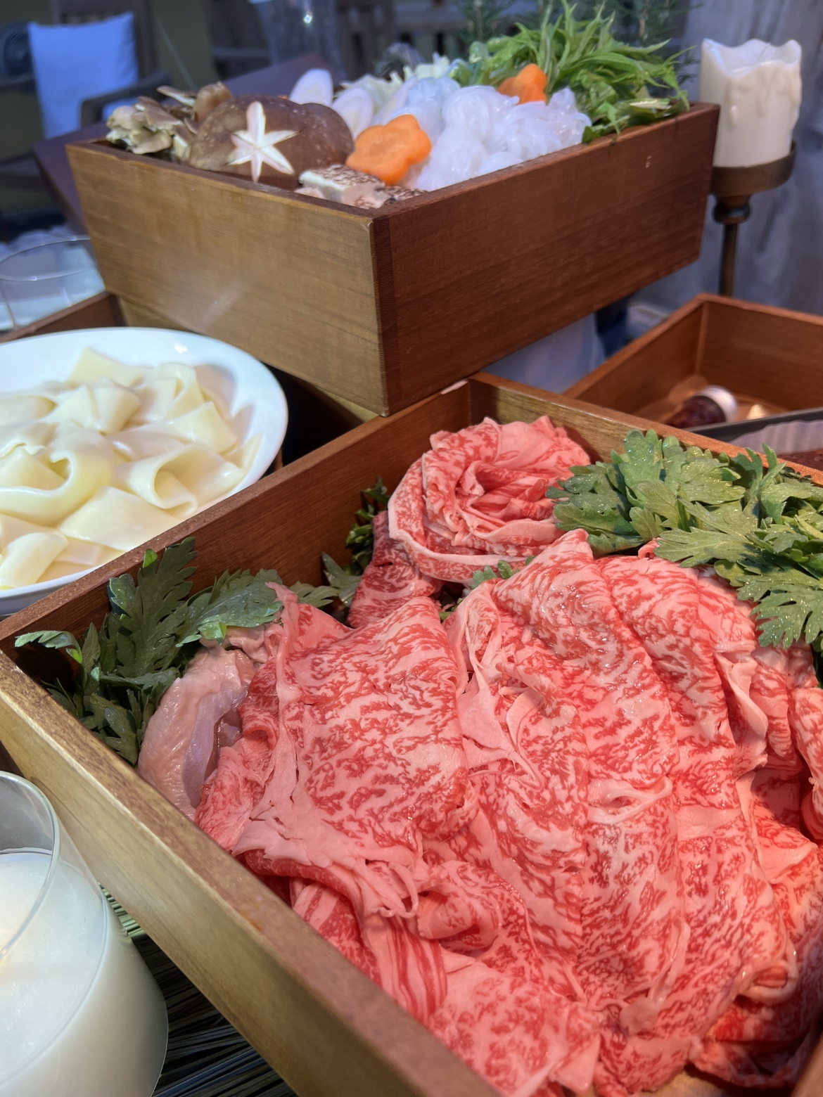 *【夕食｜すき焼き／一例】連泊2泊目はすき焼き。お肉は国産和牛A4ランク、シメは山梨名物ほうとう！