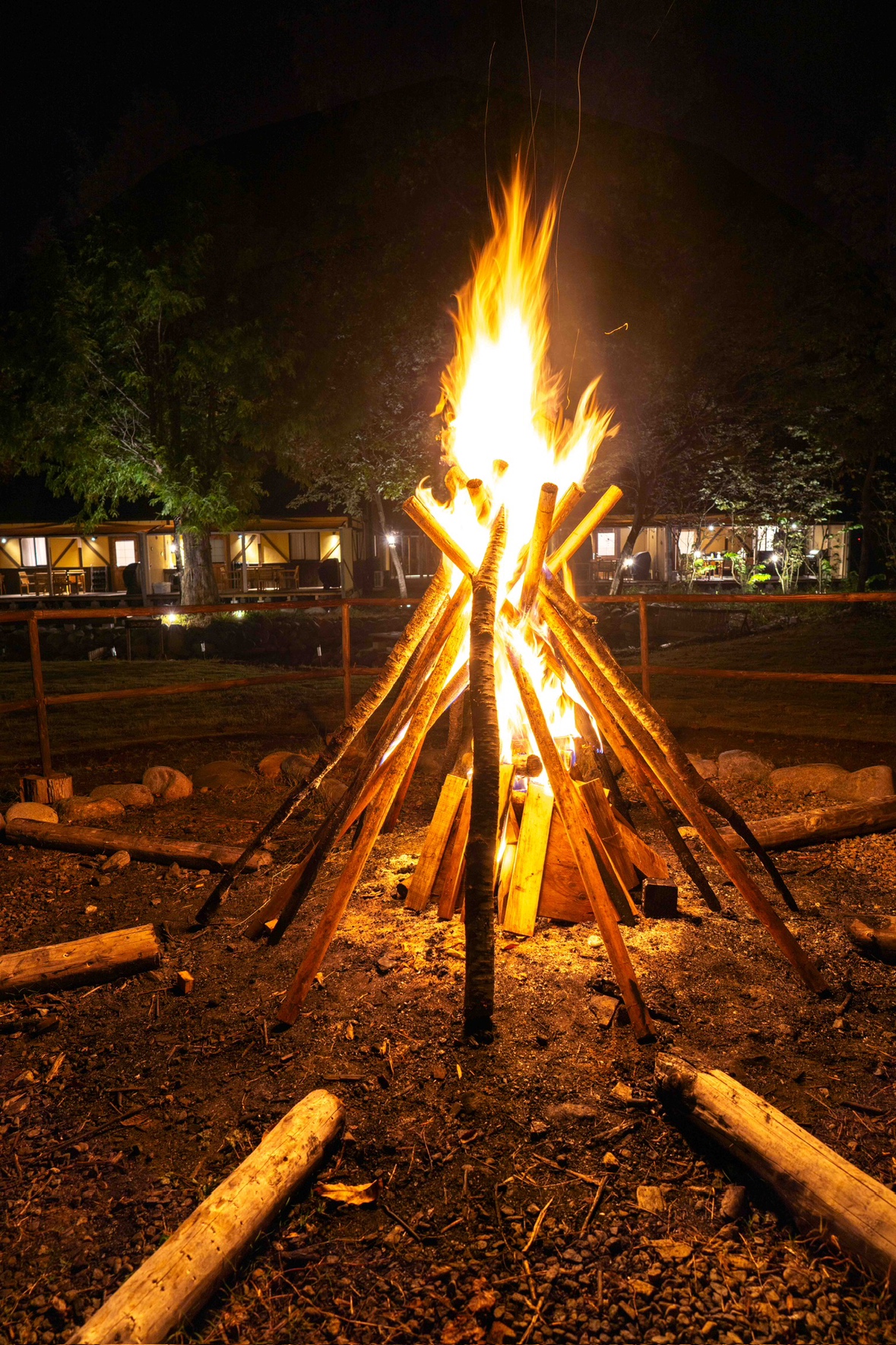 *【キャンプファイヤー｜一例】キャンプファイヤーを囲いながら大切な人と過ごす時間は格別です