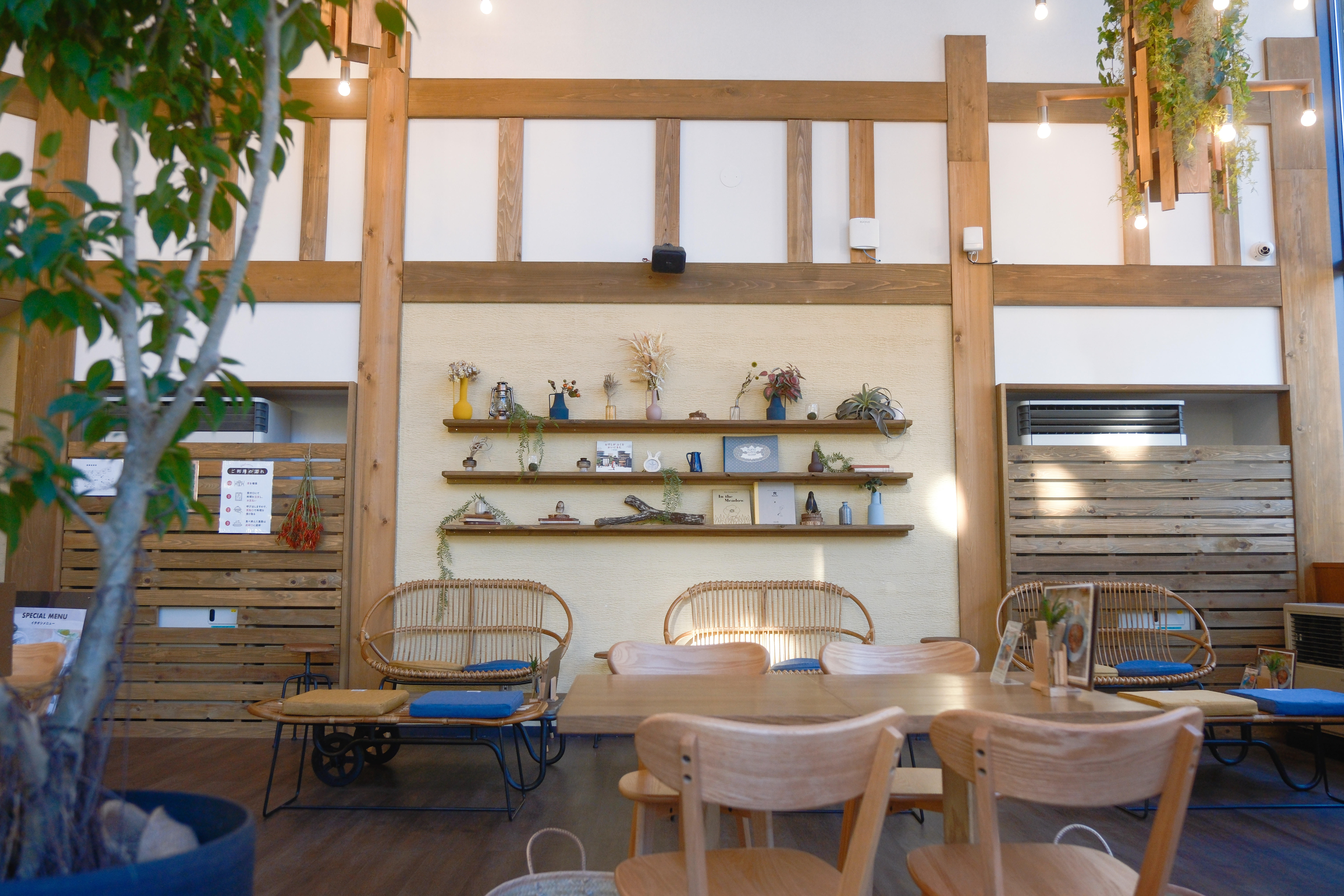 *【インヴィレッジカフェ｜イメージ】天井の高い開放感のあるカフェではこだわりのランチをご提供