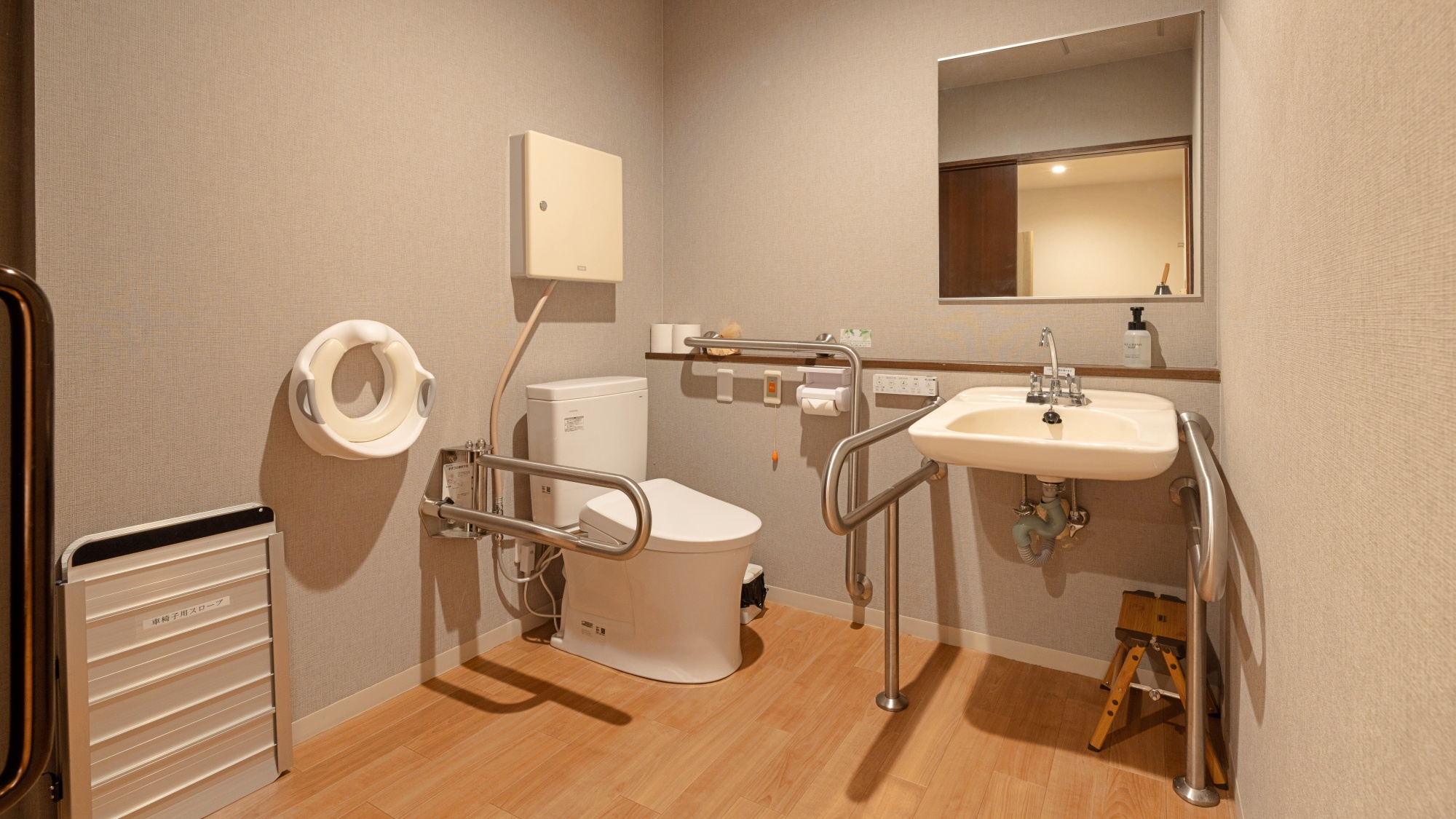 *【本館｜バジェットルーム／一例】洗面所・トイレ付。カップルやご友人との滞在にぴったり