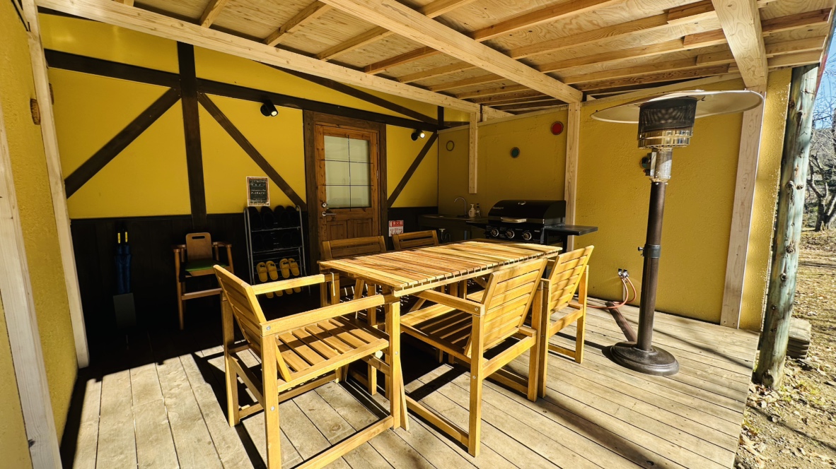 *【本館｜ファミリールーム広場側／一例】イベント広場に近い賑やかなデッキ