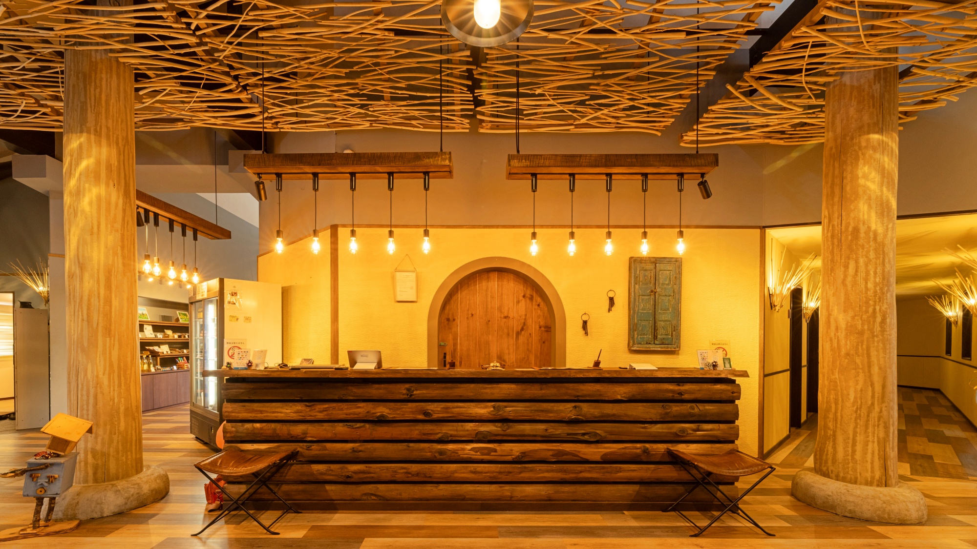 *【フロント｜内観／一例】木のぬくもりとやわらかな光が広がり、訪れる人をやさしくお迎えします。