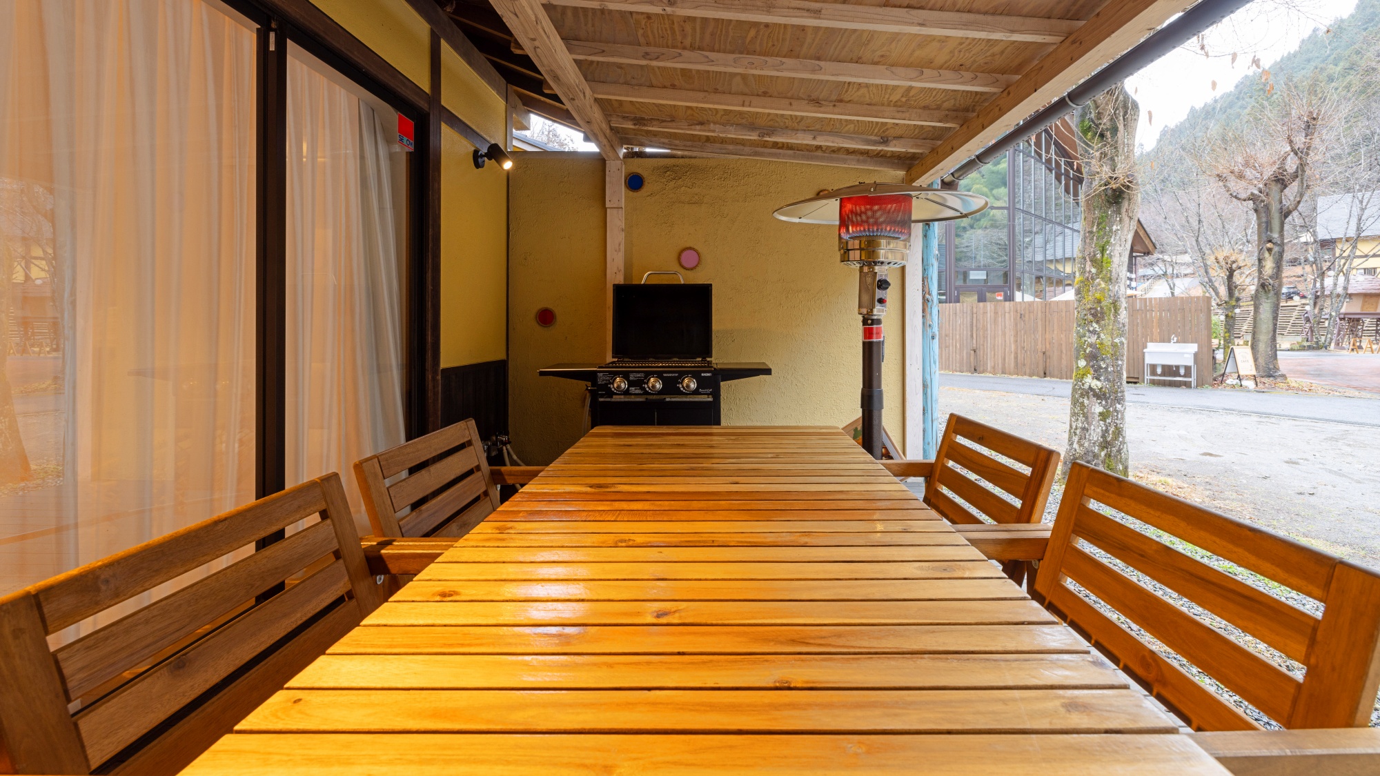 *【本館｜スタンダードツインルーム／一例】プライベートデッキ完備。ゆったりとお寛ぎいただけます。