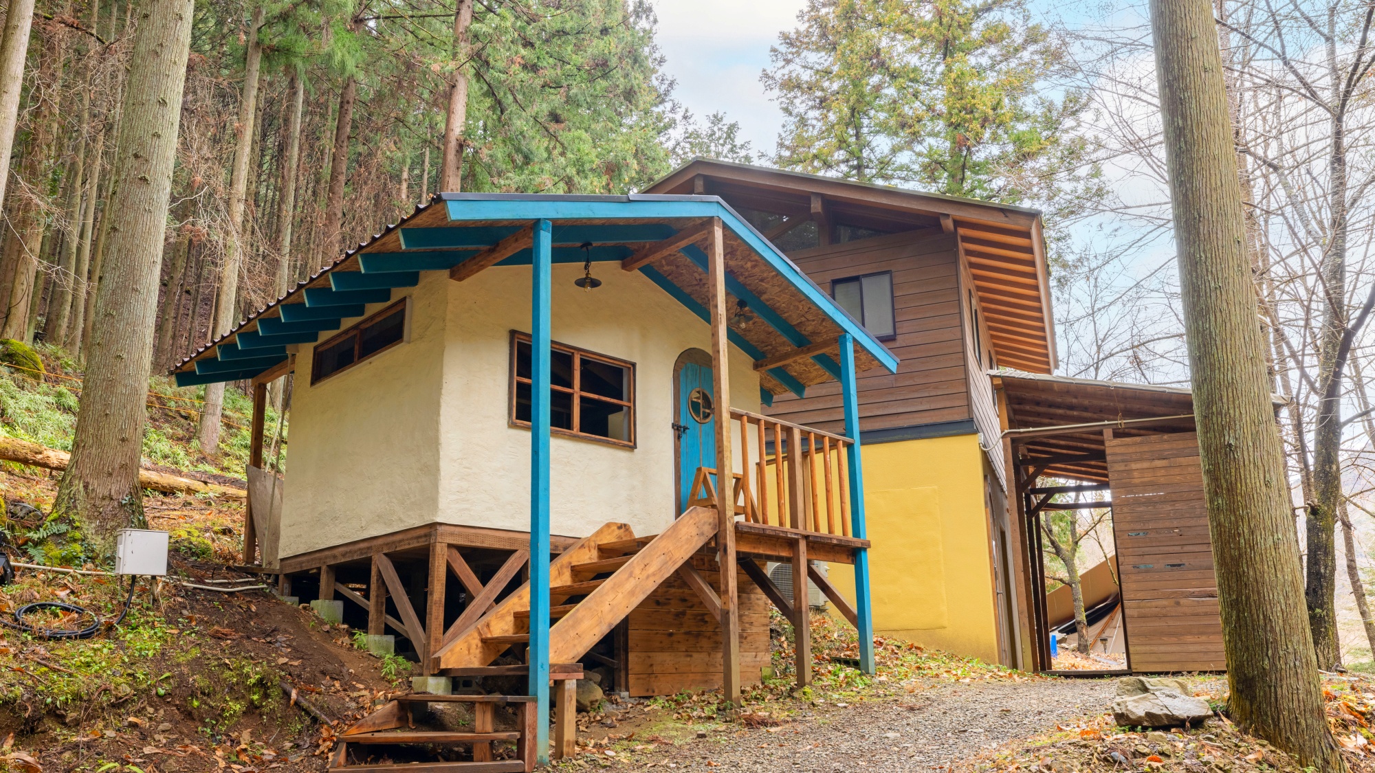 *【ケビン棟｜外観／一例】ミューのテントにご宿泊の方はこちらのシャワーをご利用いただけます