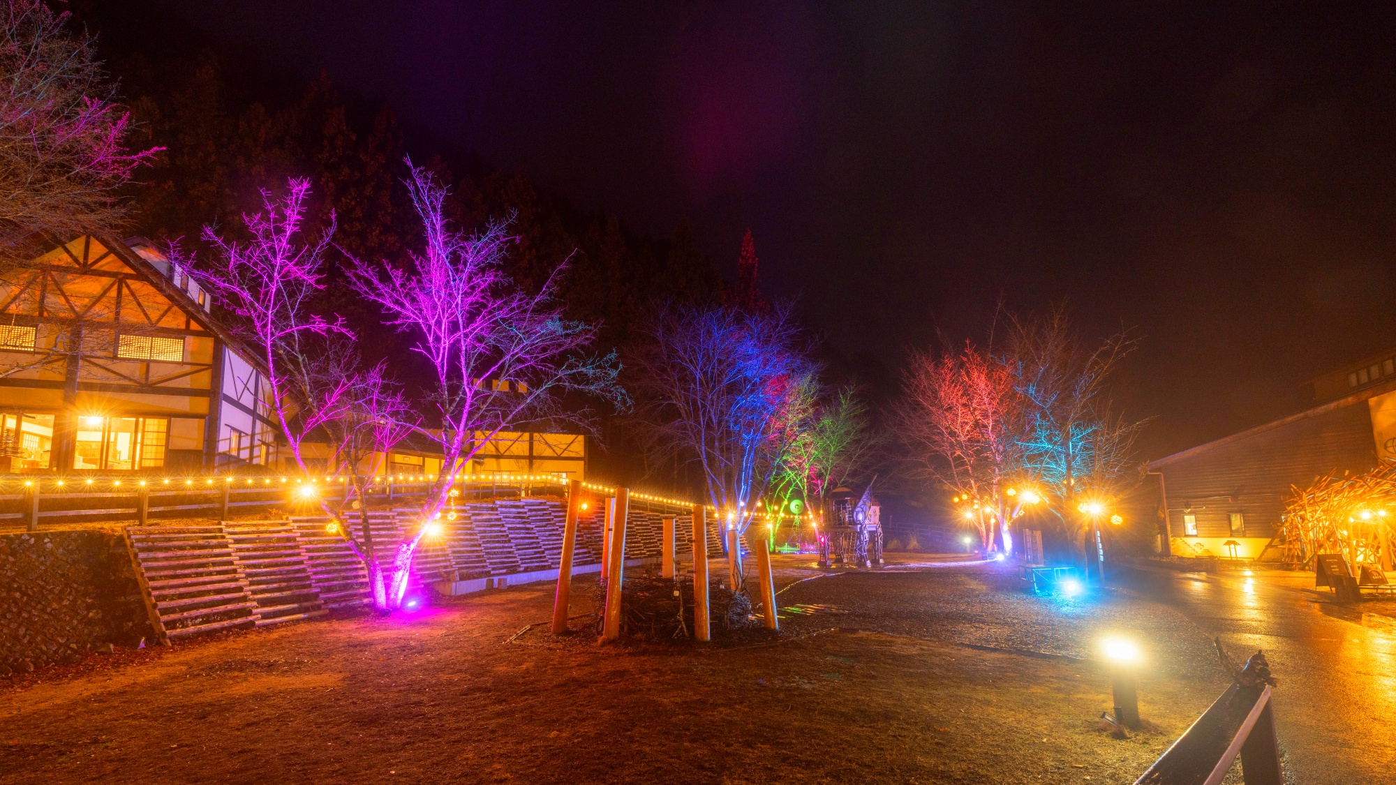 *【ウェルカム広場｜外観／一例】夜はイルミネーションが彩り、日中とはまた違う、特別な空間を演出します